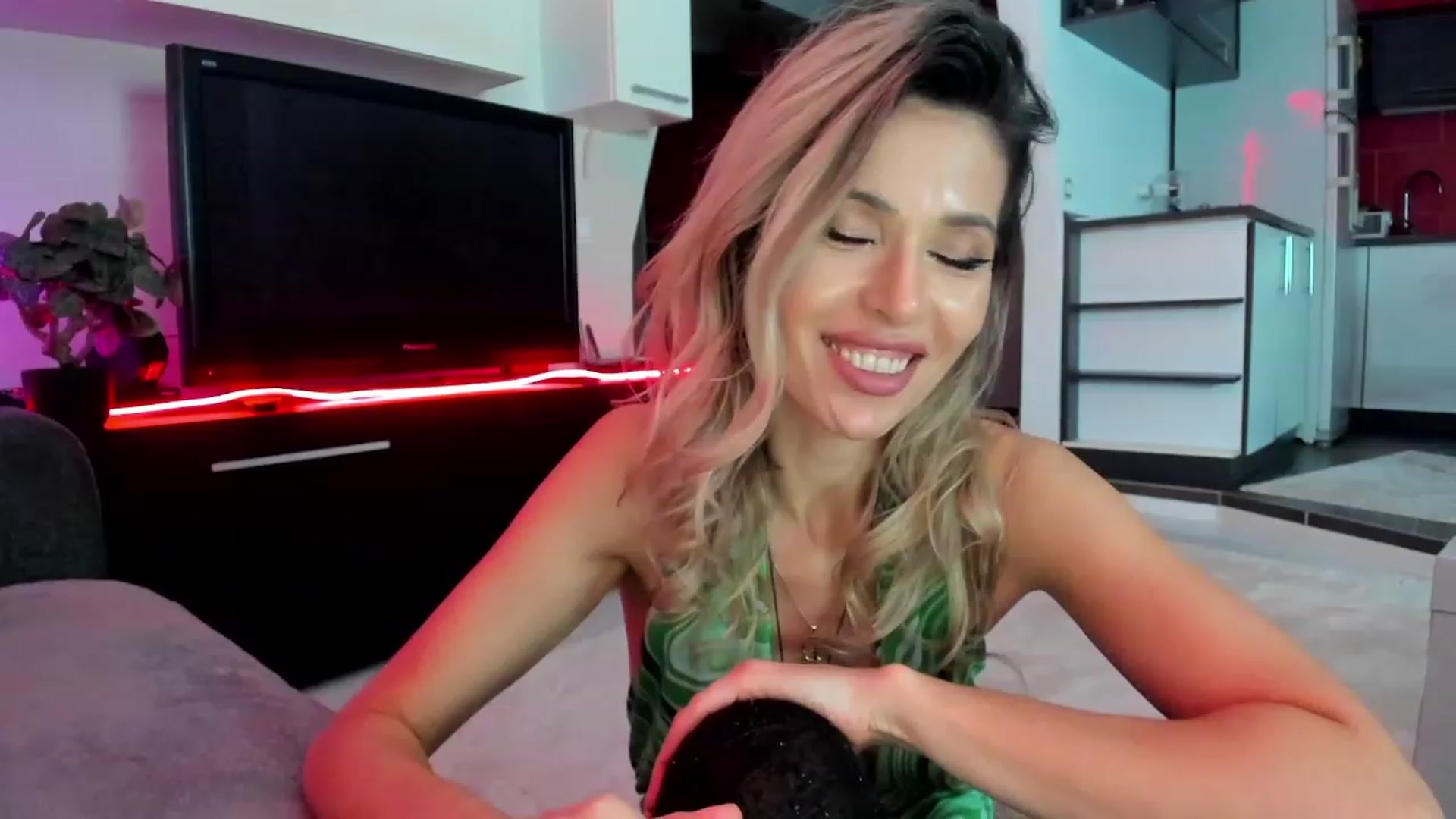 Gallery image thumbnail from SmileyTinaa's myfreecams stream on, 03/06/2024, 06:21 image 3 of 20