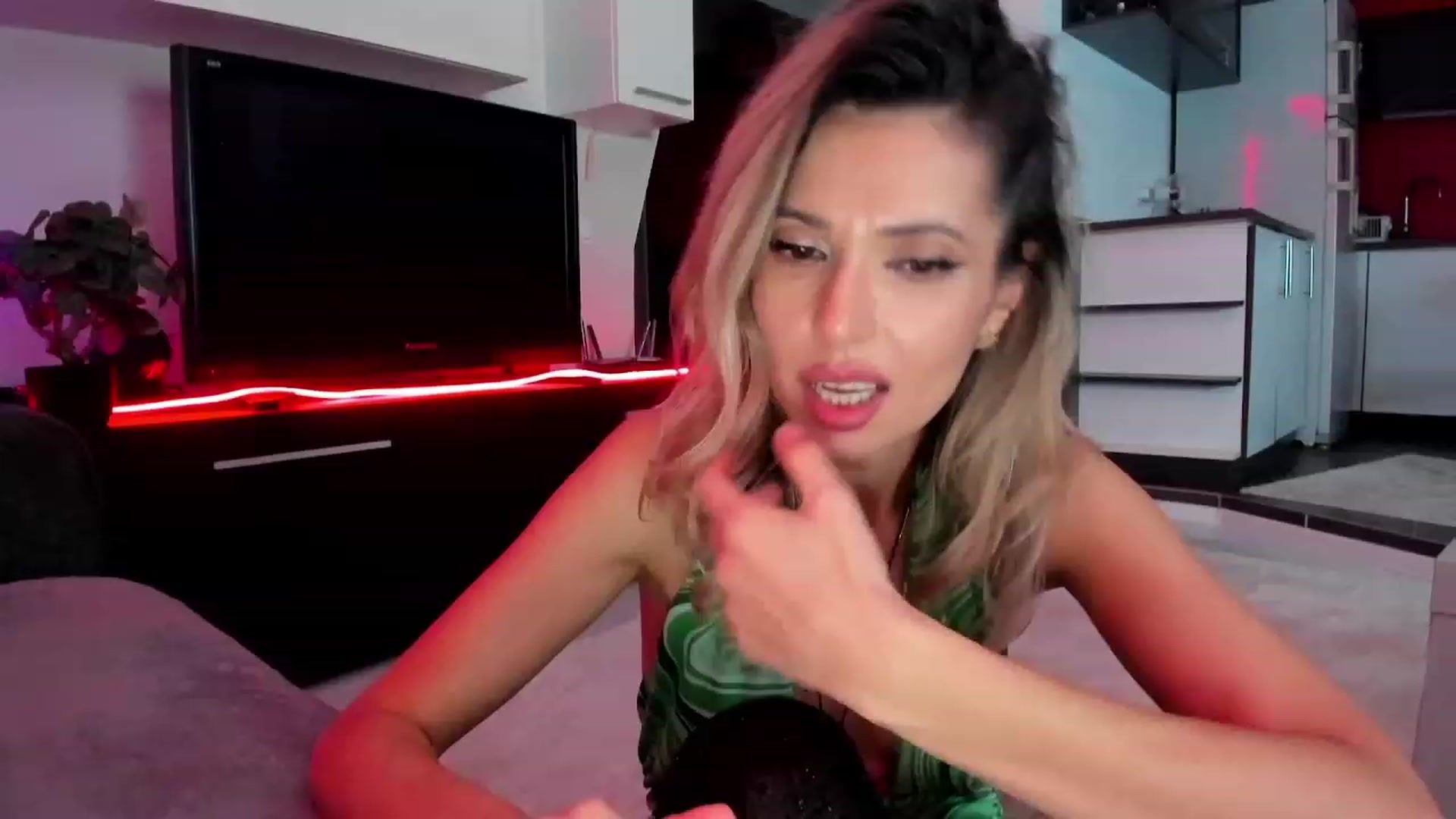 Gallery image thumbnail from SmileyTinaa's myfreecams stream on, 03/06/2024, 06:21 image 2 of 20