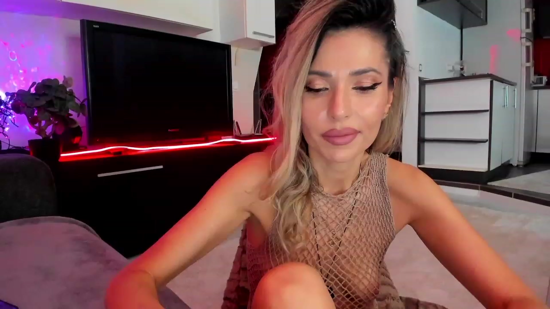 Gallery image thumbnail from SmileyTinaa's myfreecams stream on, 03/06/2024, 22:47 image 14 of 20