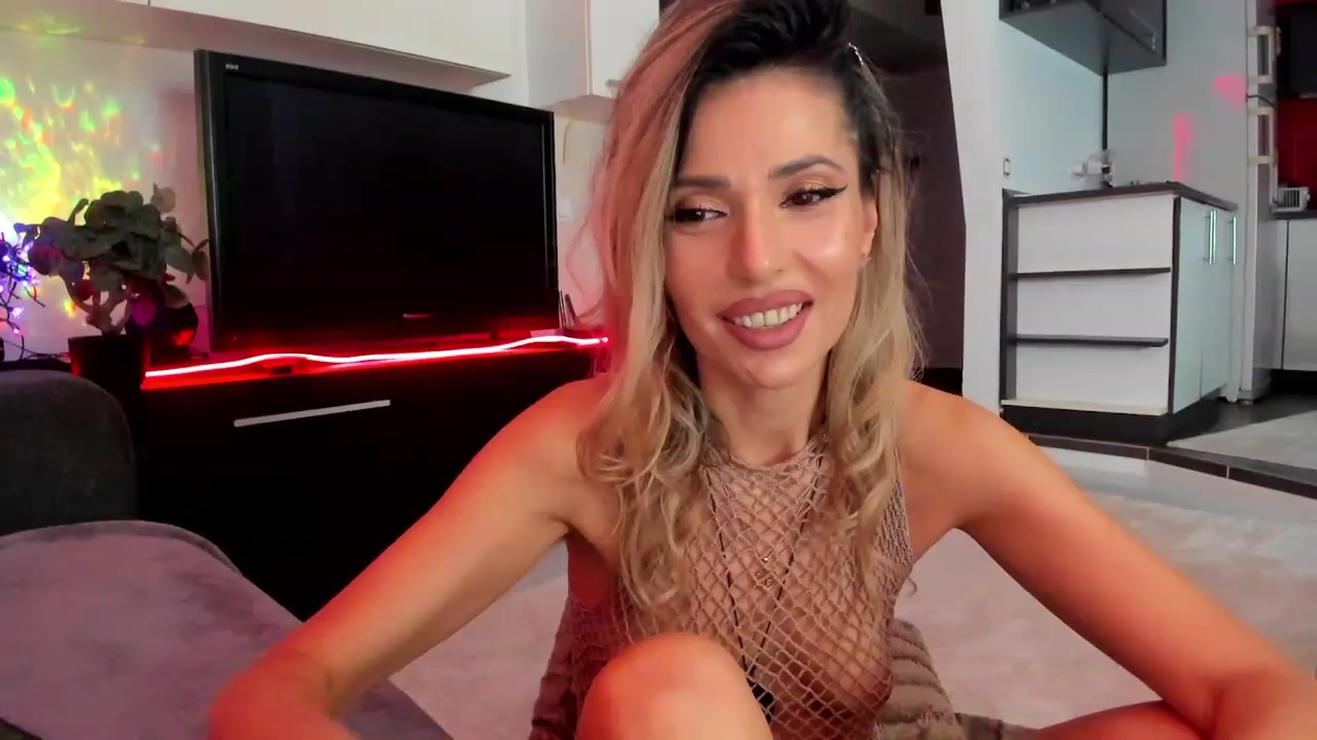 Gallery image thumbnail from SmileyTinaa's myfreecams stream on, 03/06/2024, 22:47 image 16 of 20