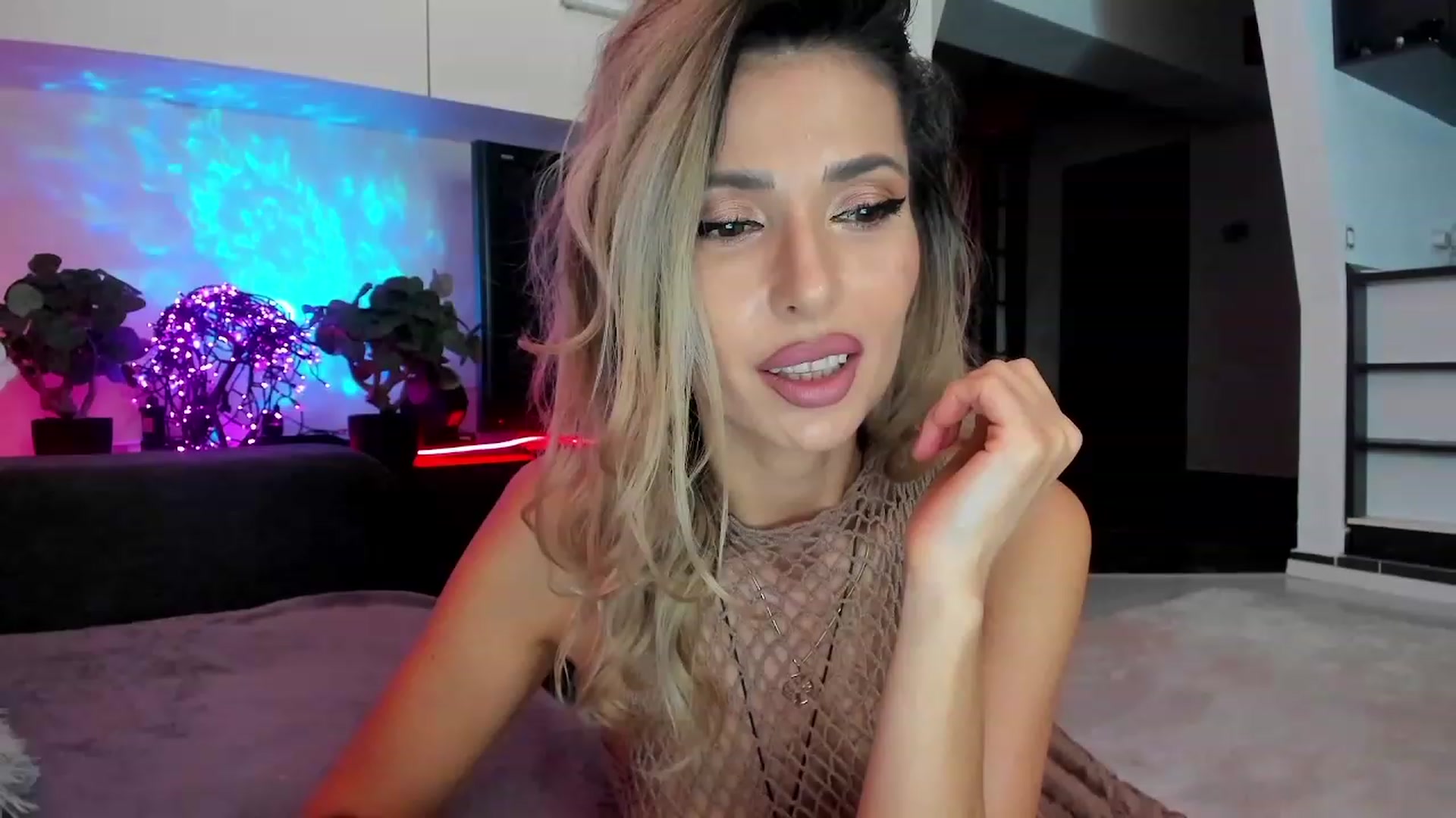 Gallery image thumbnail from SmileyTinaa's myfreecams stream on, 03/06/2024, 22:47 image 1 of 20