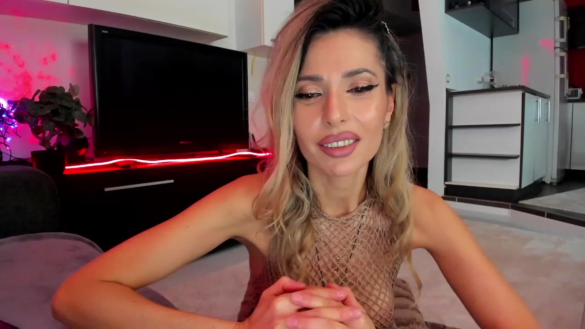 Gallery image thumbnail from SmileyTinaa's myfreecams stream on, 03/06/2024, 22:47 image 15 of 20