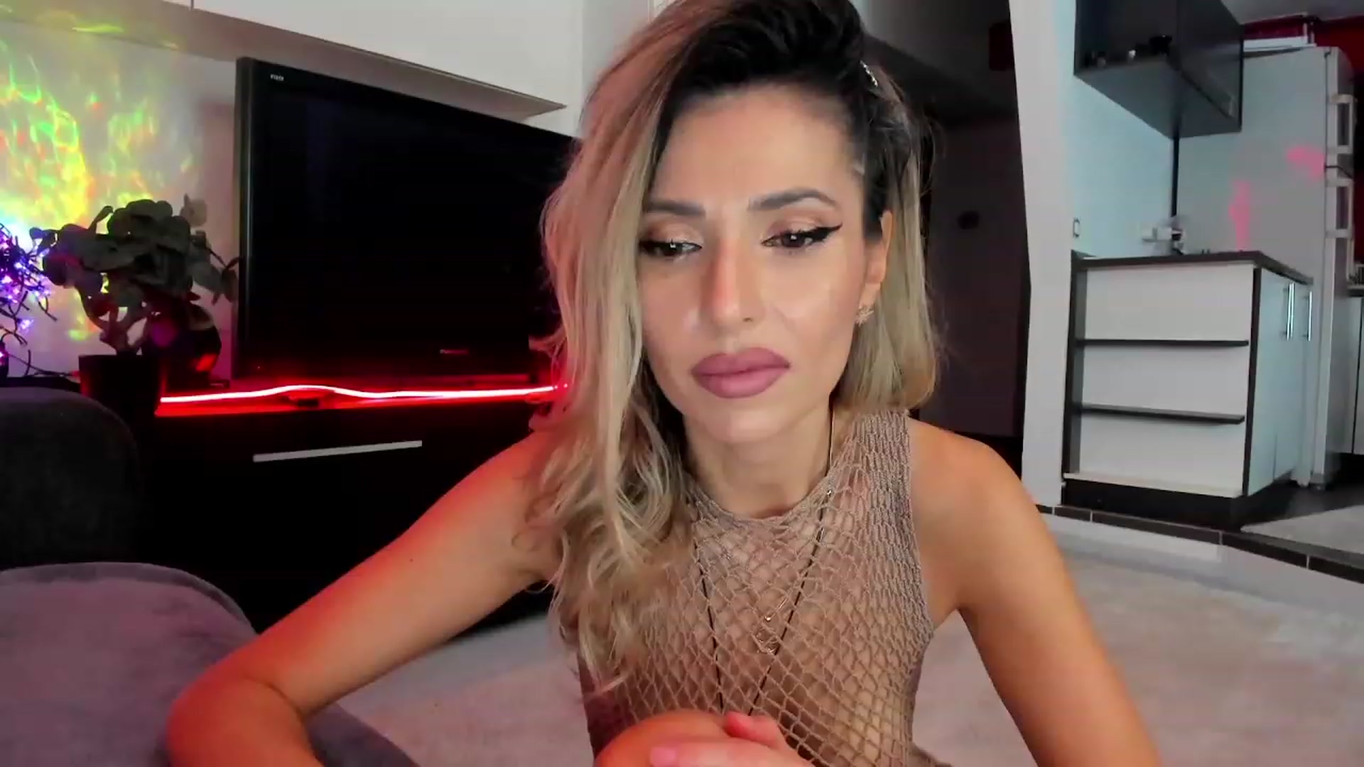 Gallery image thumbnail from SmileyTinaa's myfreecams stream on, 03/06/2024, 22:47 image 6 of 20
