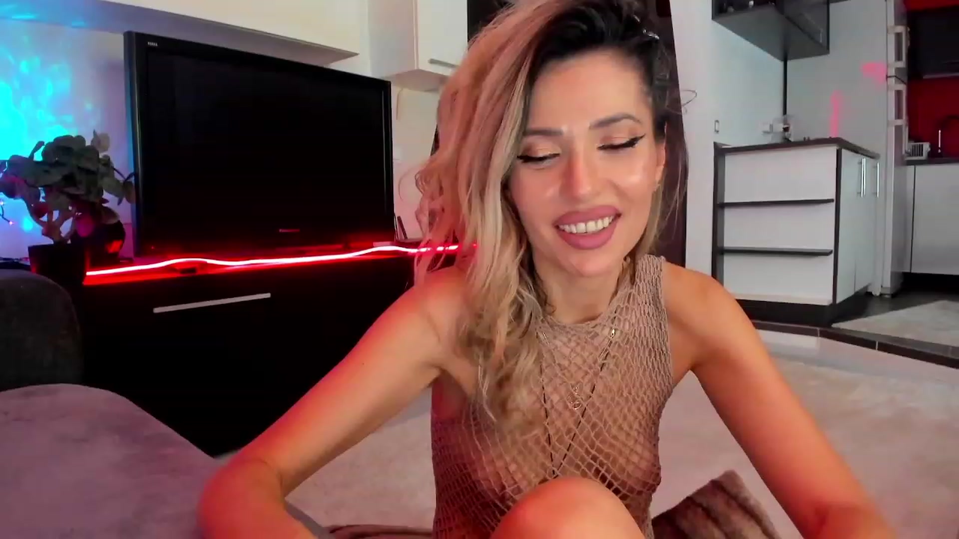 Gallery image thumbnail from SmileyTinaa's myfreecams stream on, 03/07/2024, 24:03 image 15 of 20