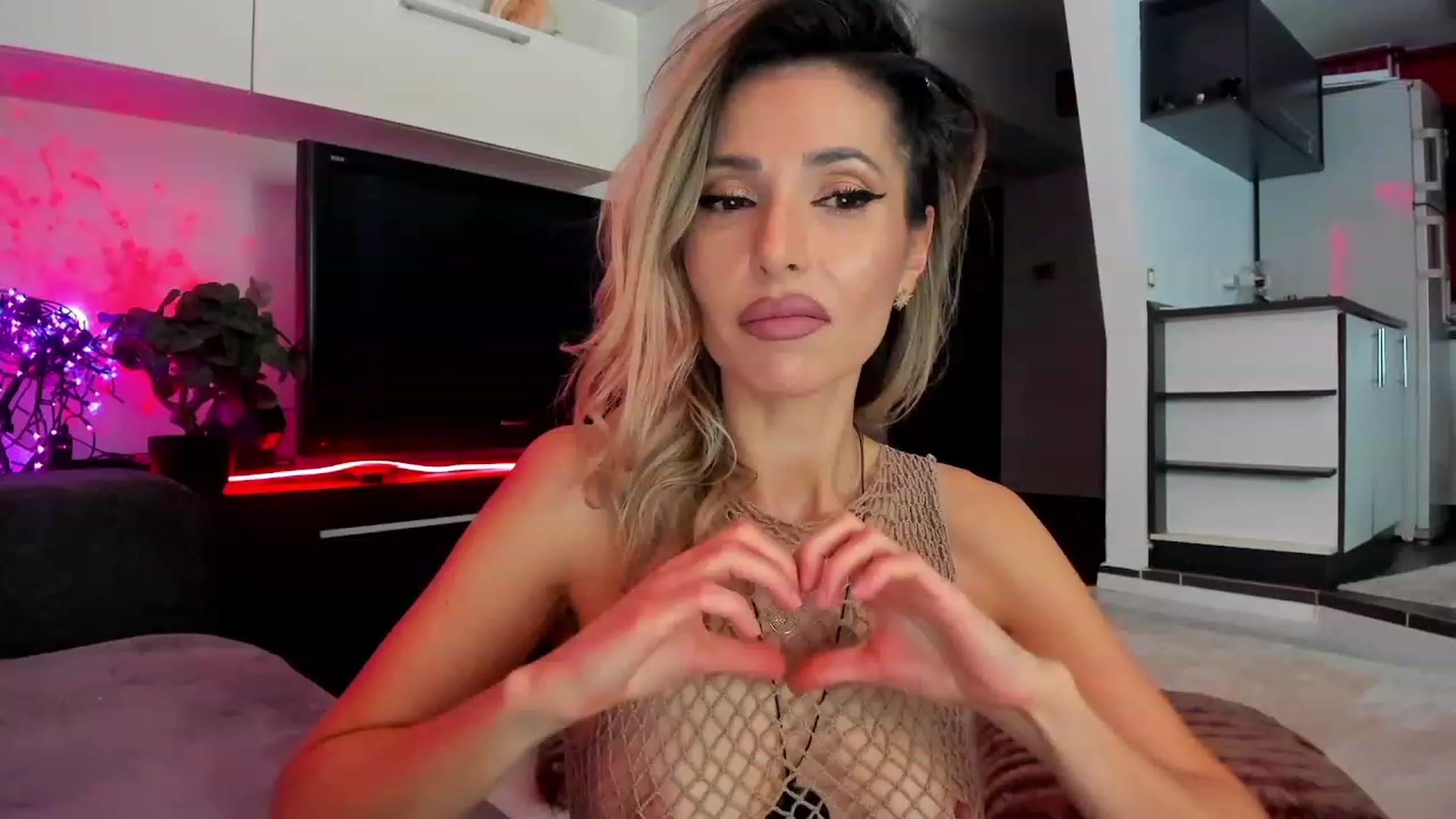 Gallery image thumbnail from SmileyTinaa's myfreecams stream on, 03/07/2024, 24:03 image 11 of 20