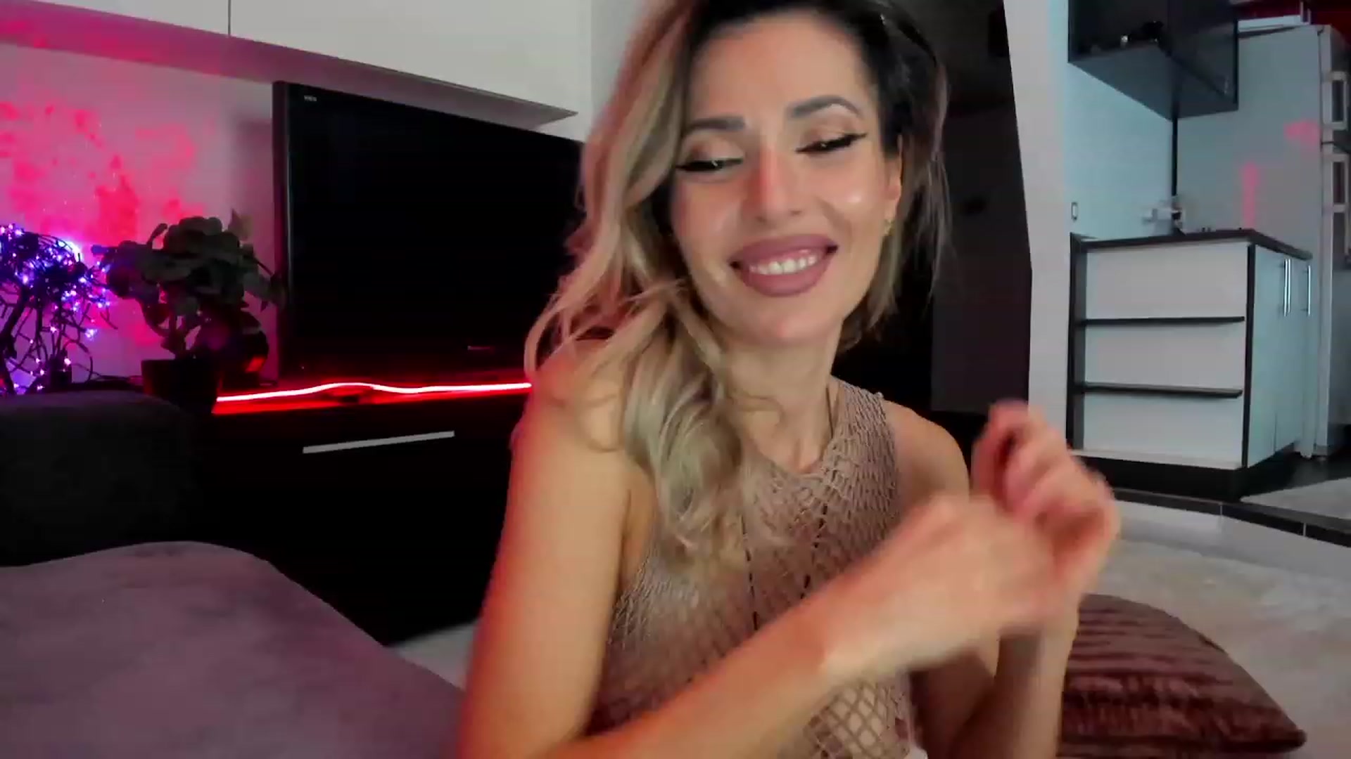 Gallery image thumbnail from SmileyTinaa's myfreecams stream on, 03/07/2024, 24:03 image 12 of 20