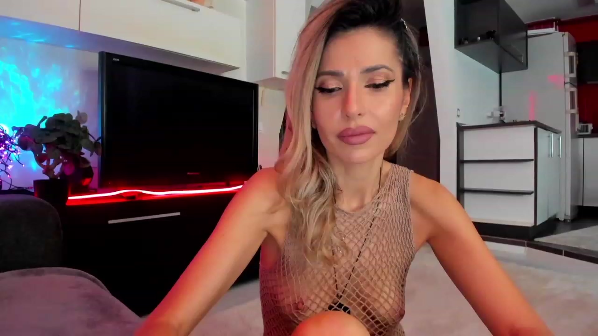 Gallery image thumbnail from SmileyTinaa's myfreecams stream on, 03/07/2024, 24:03 image 2 of 20