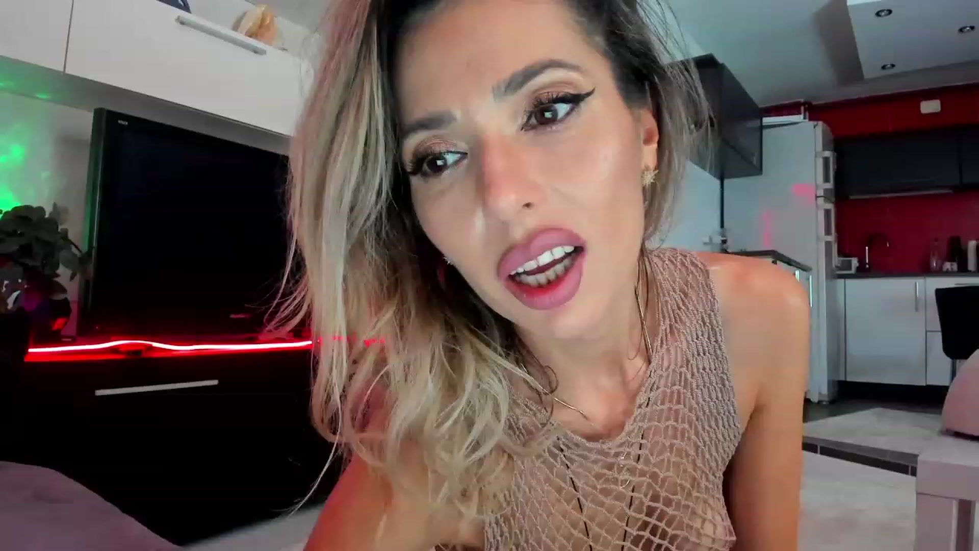 Gallery image thumbnail from SmileyTinaa's myfreecams stream on, 03/07/2024, 24:46 image 4 of 20