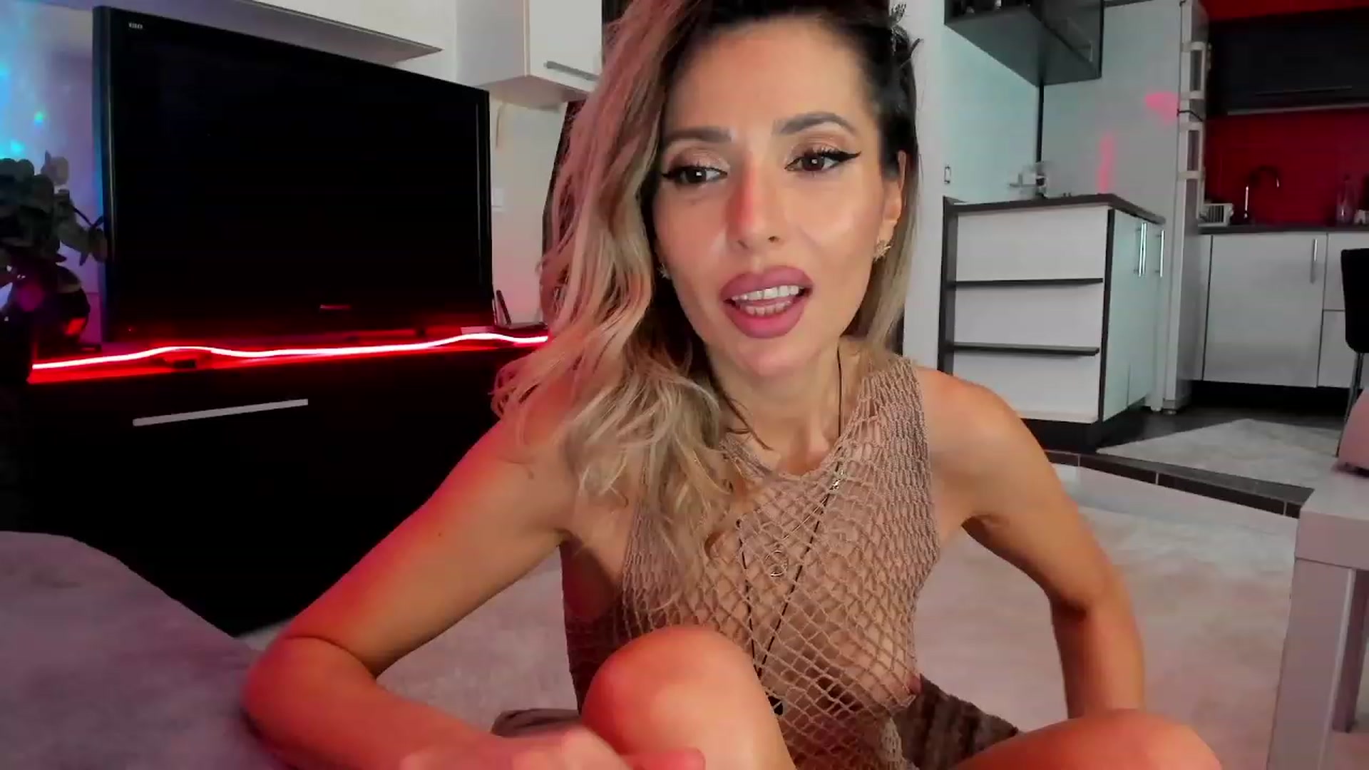 Gallery image thumbnail from SmileyTinaa's myfreecams stream on, 03/07/2024, 24:46 image 13 of 20