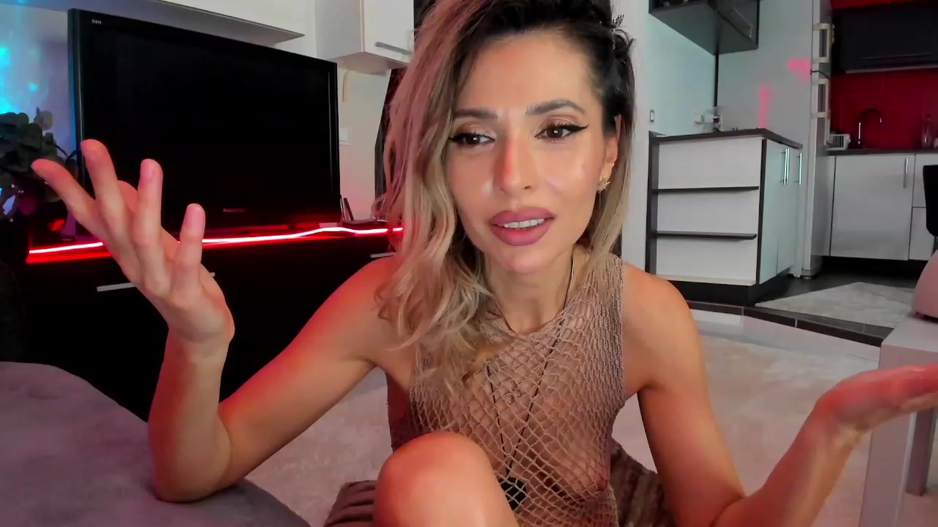 Gallery image thumbnail from SmileyTinaa's myfreecams stream on, 03/07/2024, 24:46 image 14 of 20