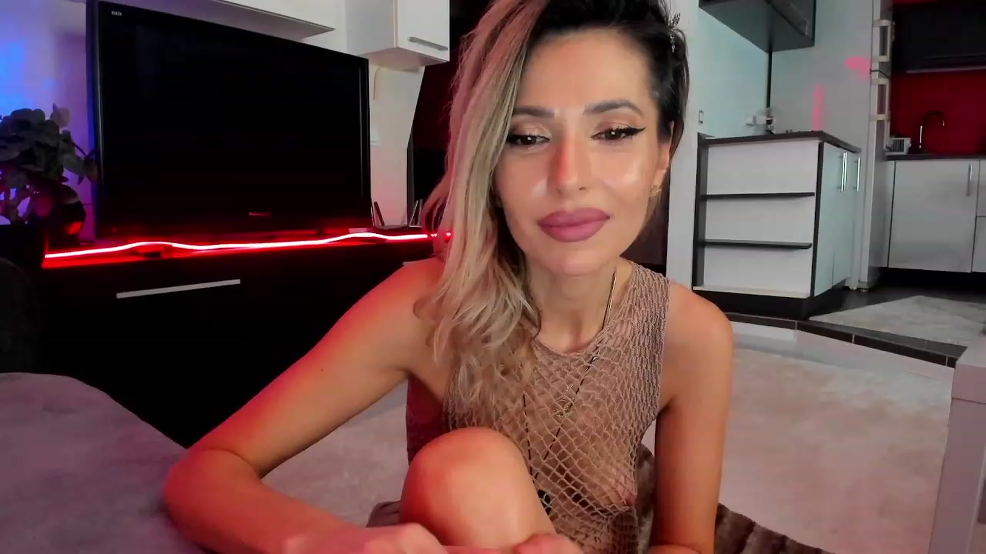 Gallery image thumbnail from SmileyTinaa's myfreecams stream on, 03/07/2024, 24:46 image 10 of 20
