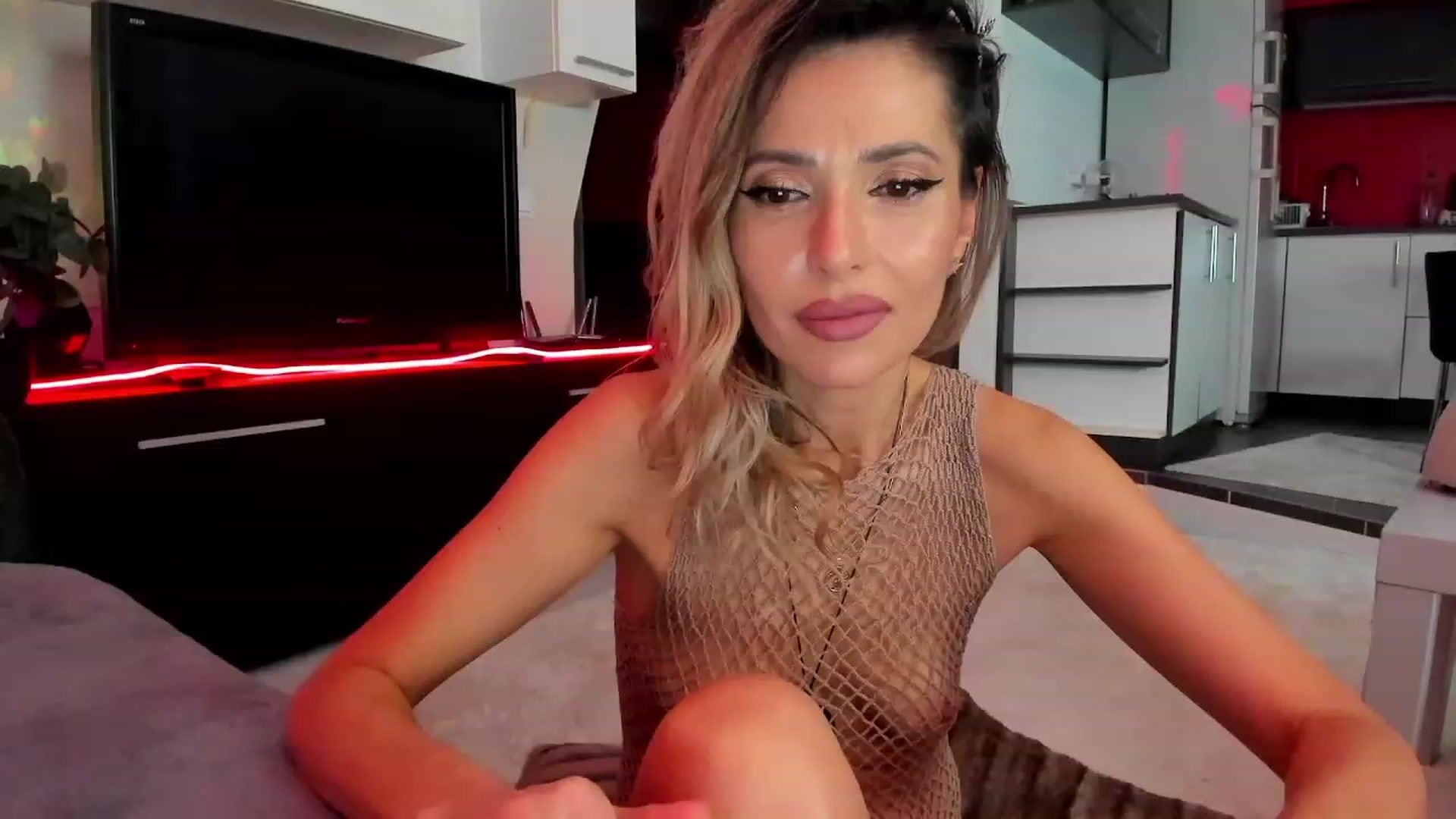 Gallery image thumbnail from SmileyTinaa's myfreecams stream on, 03/07/2024, 24:46 image 12 of 20