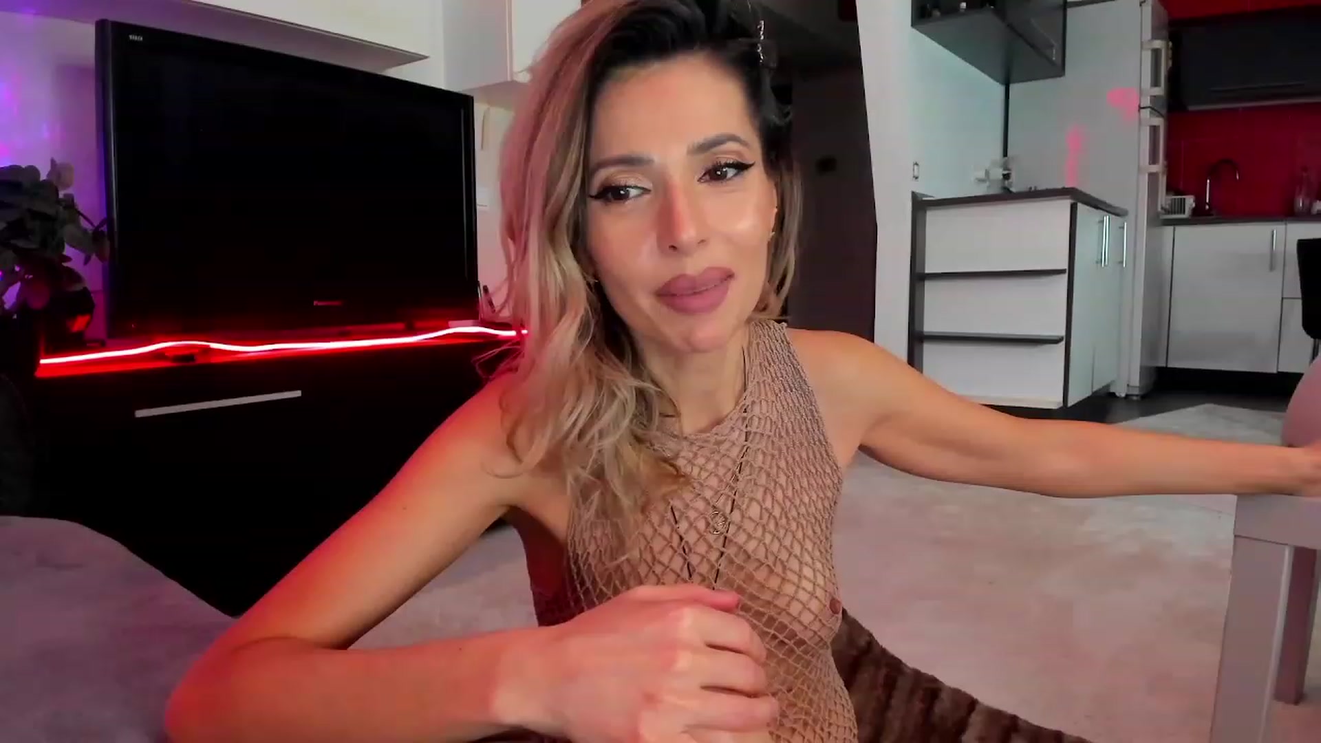 Gallery image thumbnail from SmileyTinaa's myfreecams stream on, 03/07/2024, 24:46 image 16 of 20