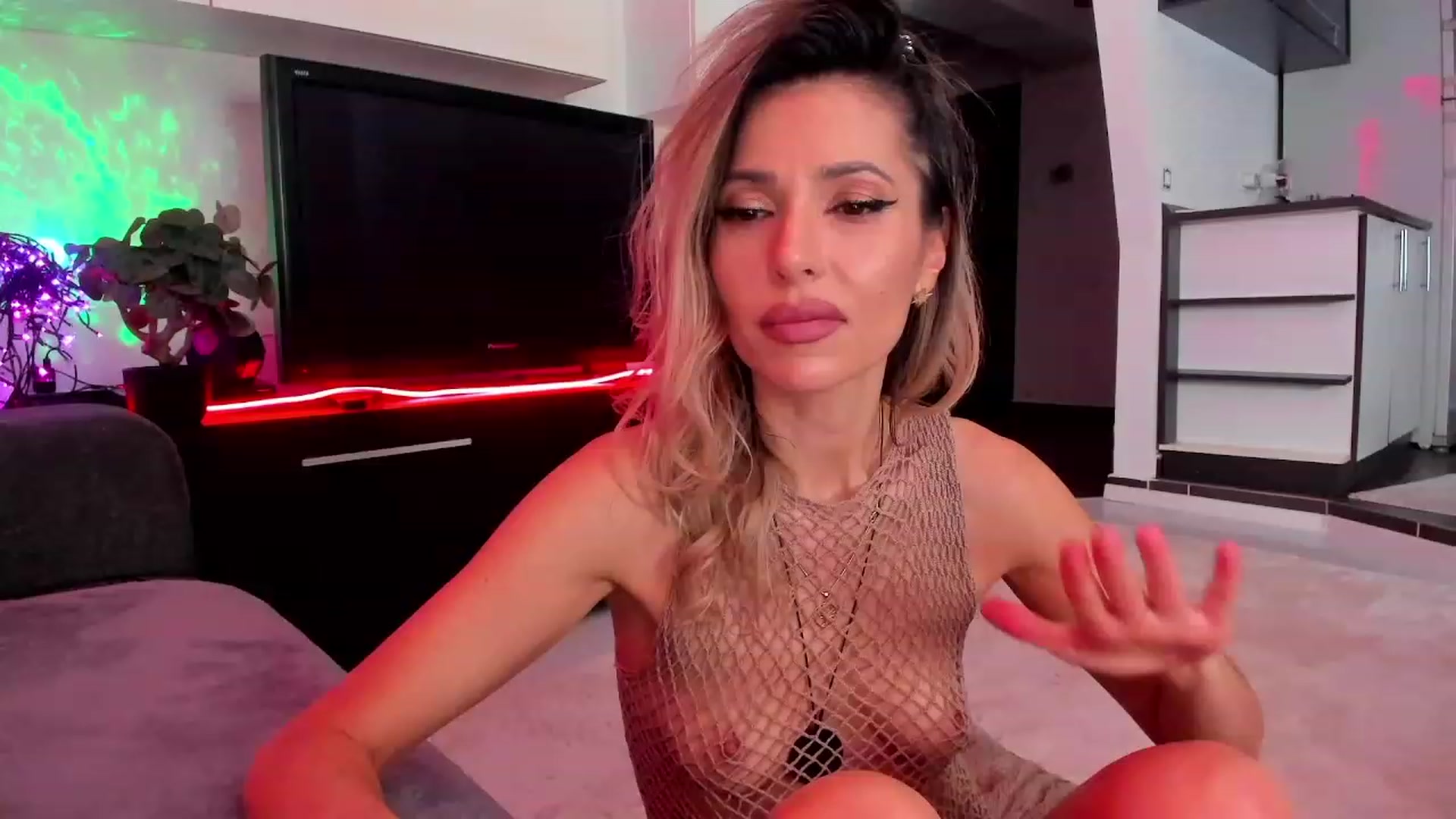 Gallery image thumbnail from SmileyTinaa's myfreecams stream on, 03/07/2024, 04:51 image 3 of 20