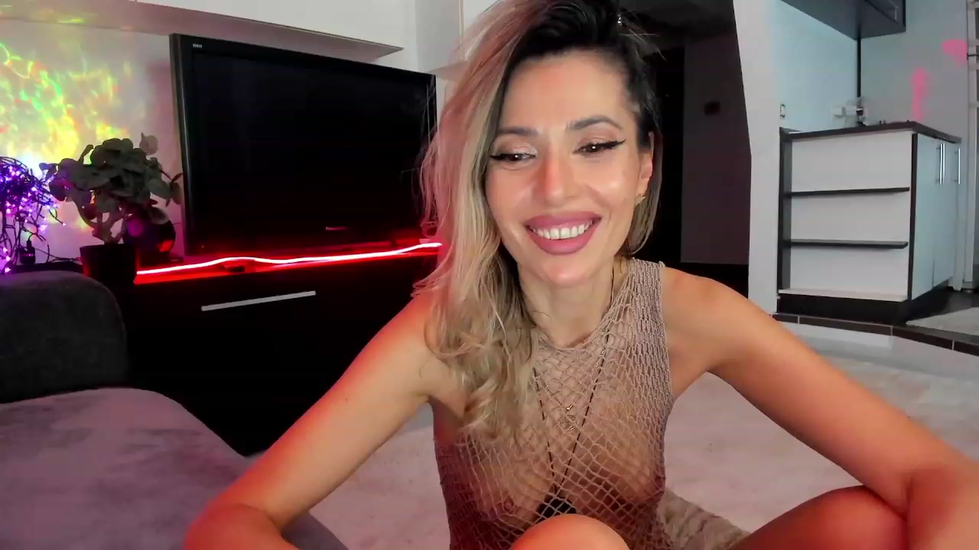 Gallery image thumbnail from SmileyTinaa's myfreecams stream on, 03/07/2024, 04:51 image 1 of 20
