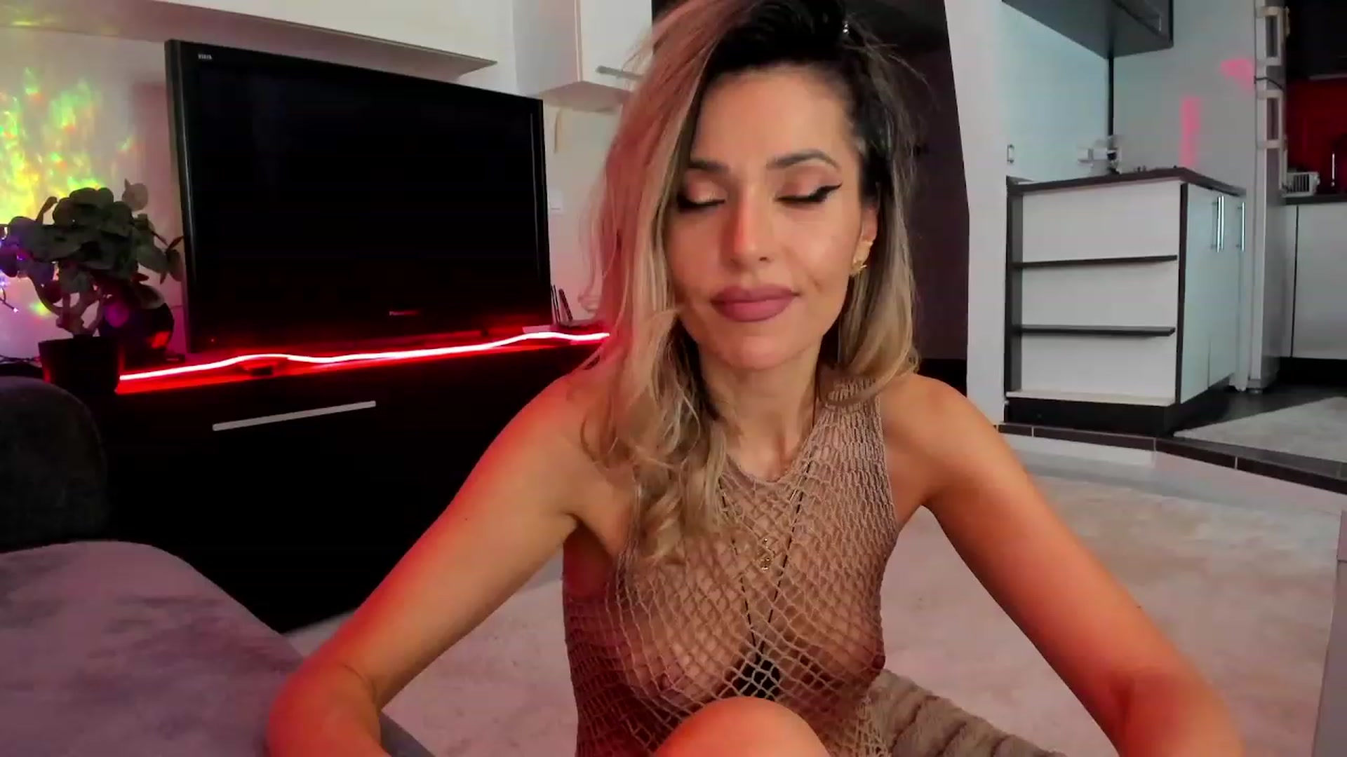 Gallery image thumbnail from SmileyTinaa's myfreecams stream on, 03/07/2024, 04:51 image 5 of 20