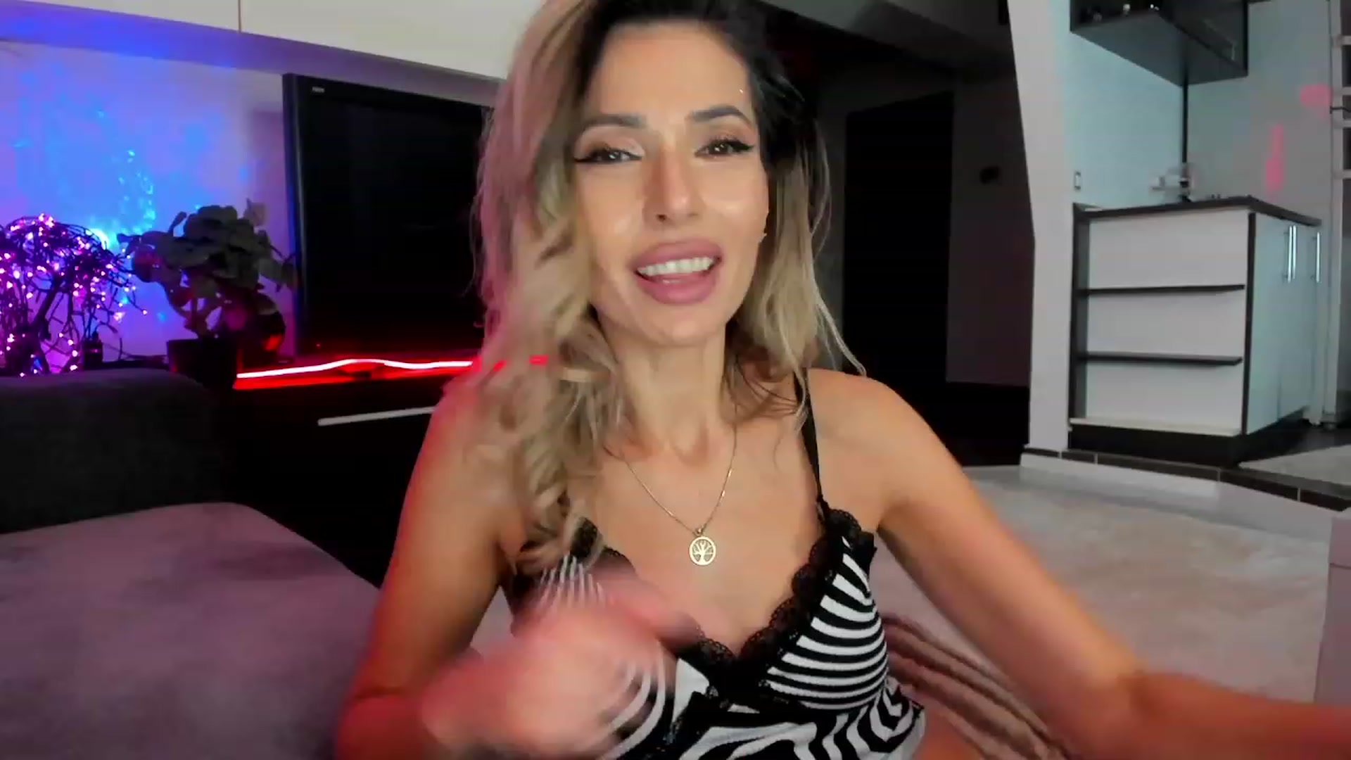 Gallery image thumbnail from SmileyTinaa's myfreecams stream on, 03/07/2024, 23:39 image 15 of 20