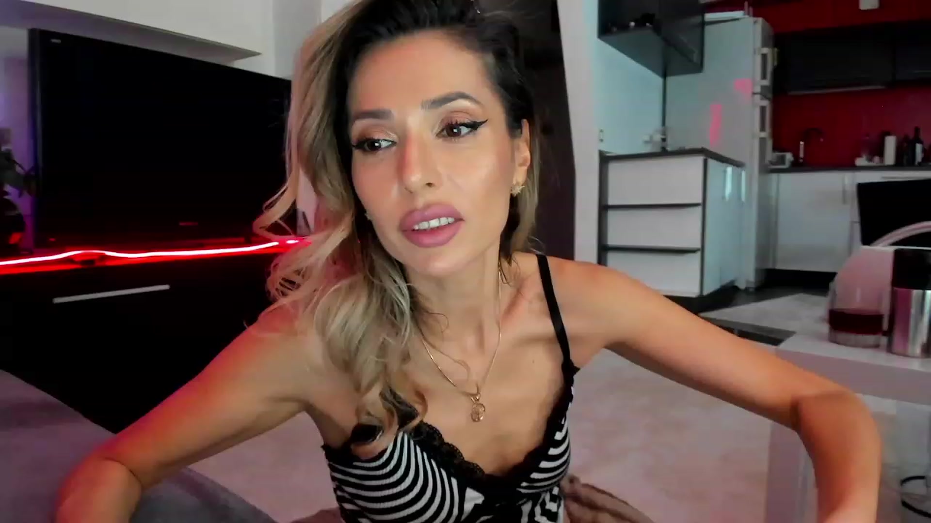 Gallery image thumbnail from SmileyTinaa's myfreecams stream on, 03/07/2024, 23:39 image 8 of 20