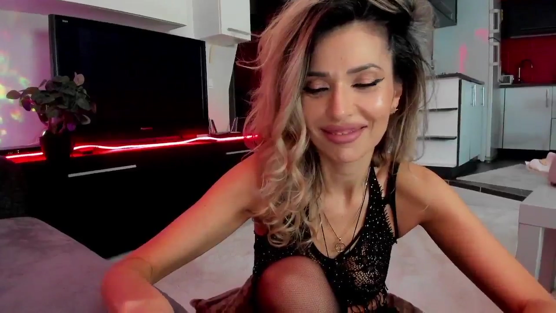 Gallery image thumbnail from SmileyTinaa's myfreecams stream on, 03/09/2024, 24:22 image 8 of 20