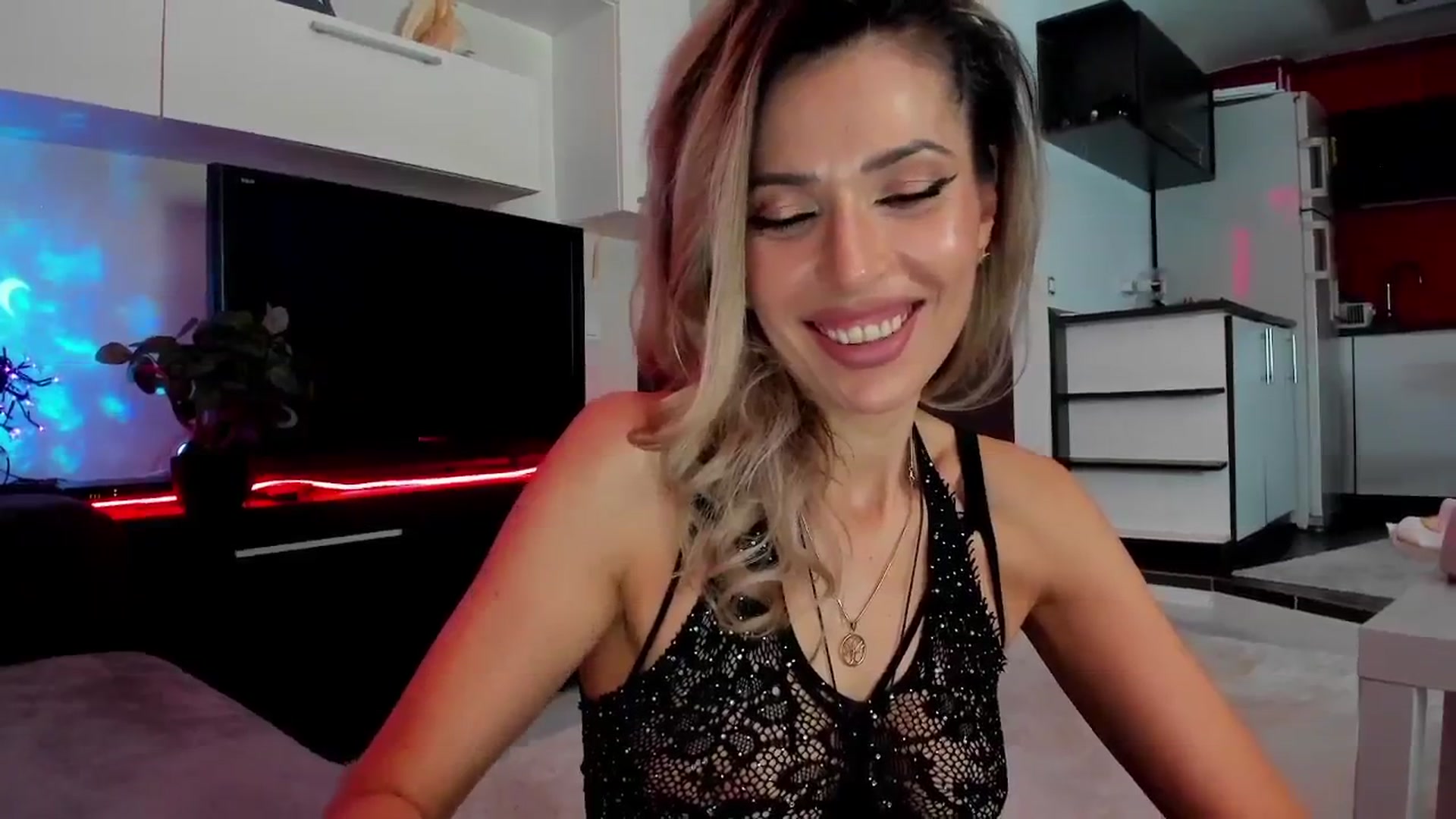 Gallery image thumbnail from SmileyTinaa's myfreecams stream on, 03/09/2024, 24:22 image 16 of 20