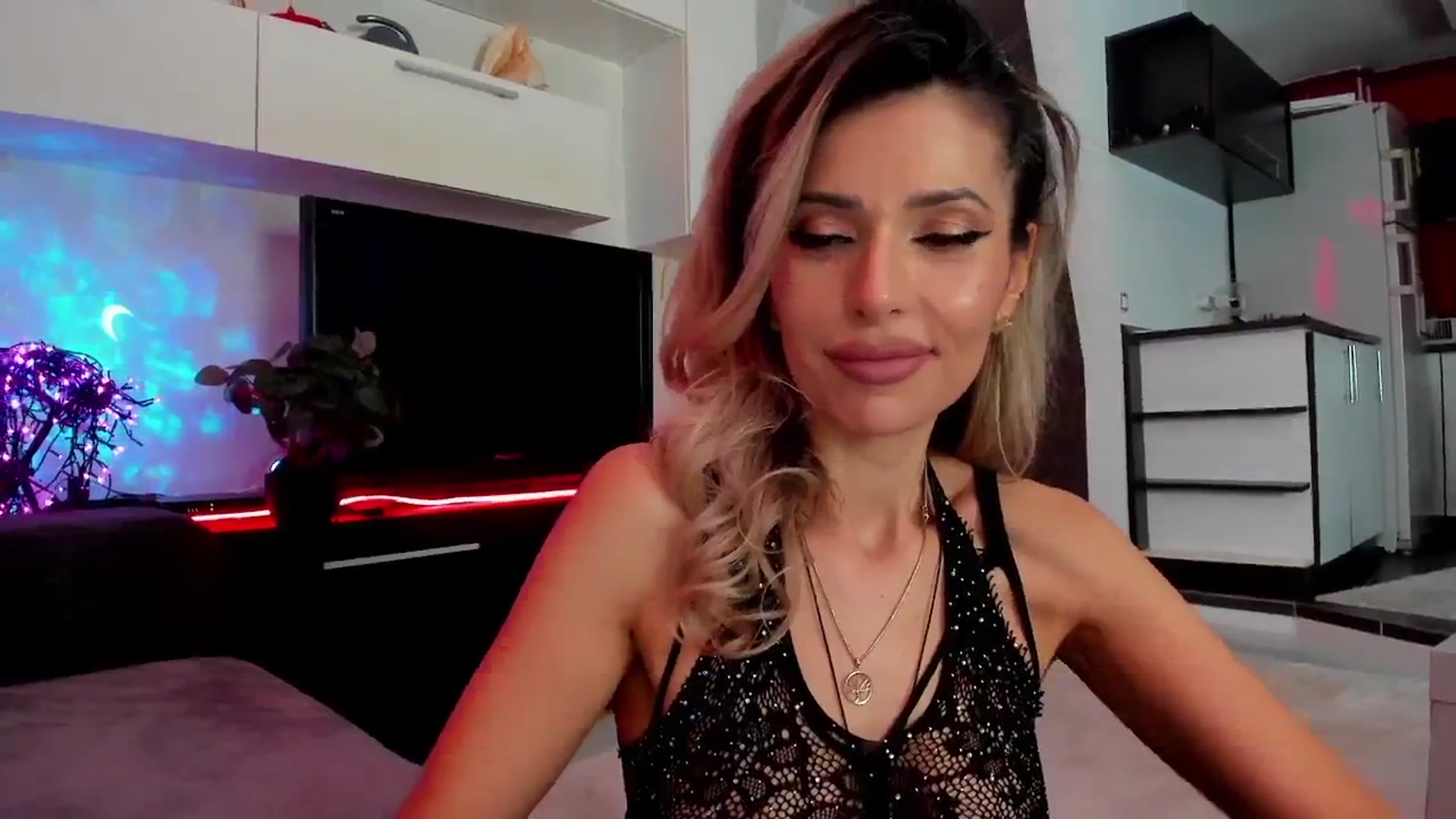 Gallery image thumbnail from SmileyTinaa's myfreecams stream on, 03/09/2024, 24:22 image 18 of 20