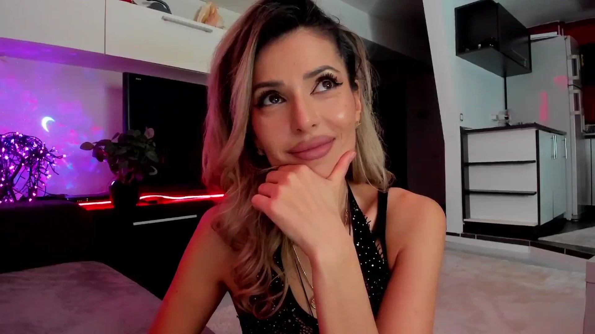 Gallery image thumbnail from SmileyTinaa's myfreecams stream on, 03/09/2024, 01:06 image 3 of 20