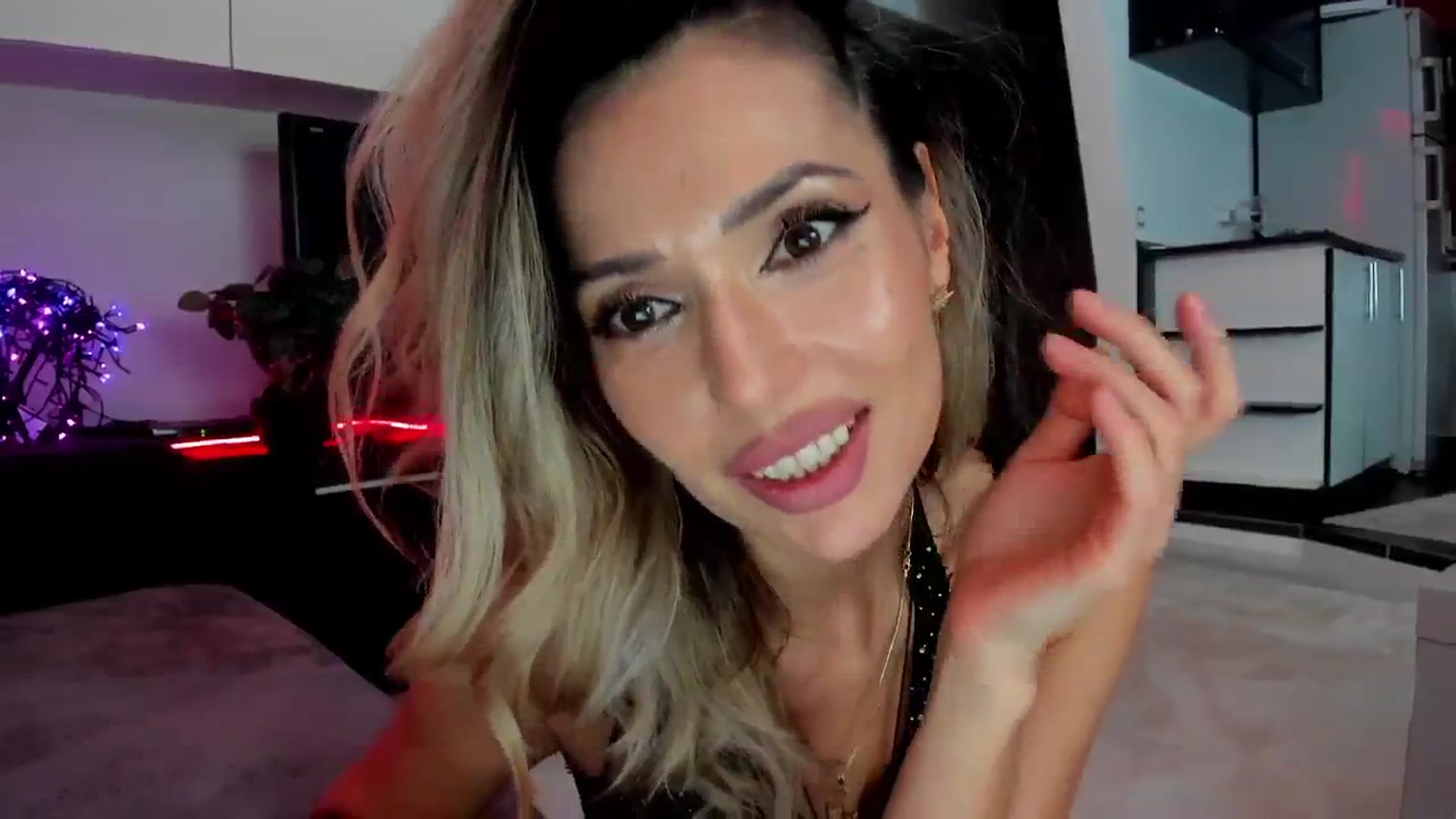 Gallery image thumbnail from SmileyTinaa's myfreecams stream on, 03/09/2024, 01:06 image 20 of 20