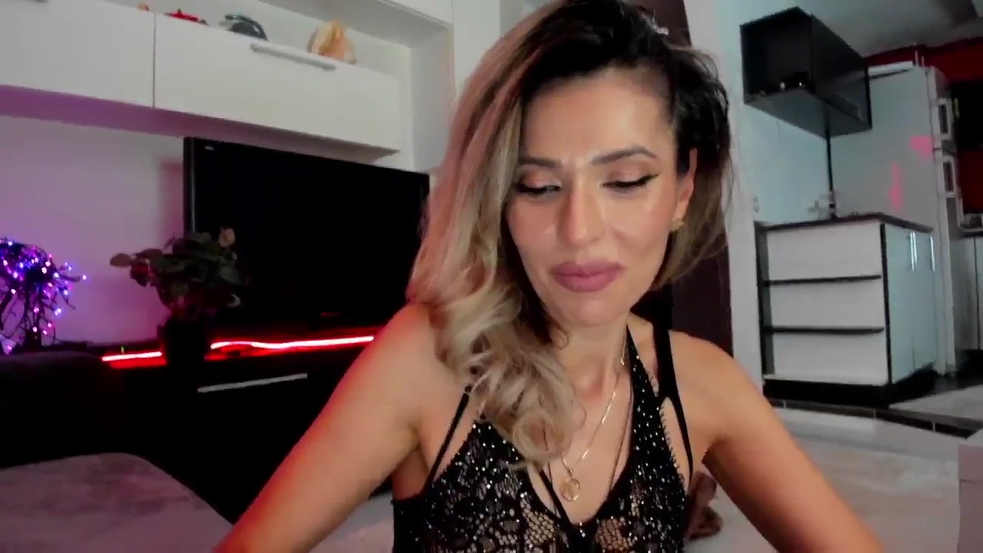 Gallery image thumbnail from SmileyTinaa's myfreecams stream on, 03/09/2024, 01:06 image 19 of 20