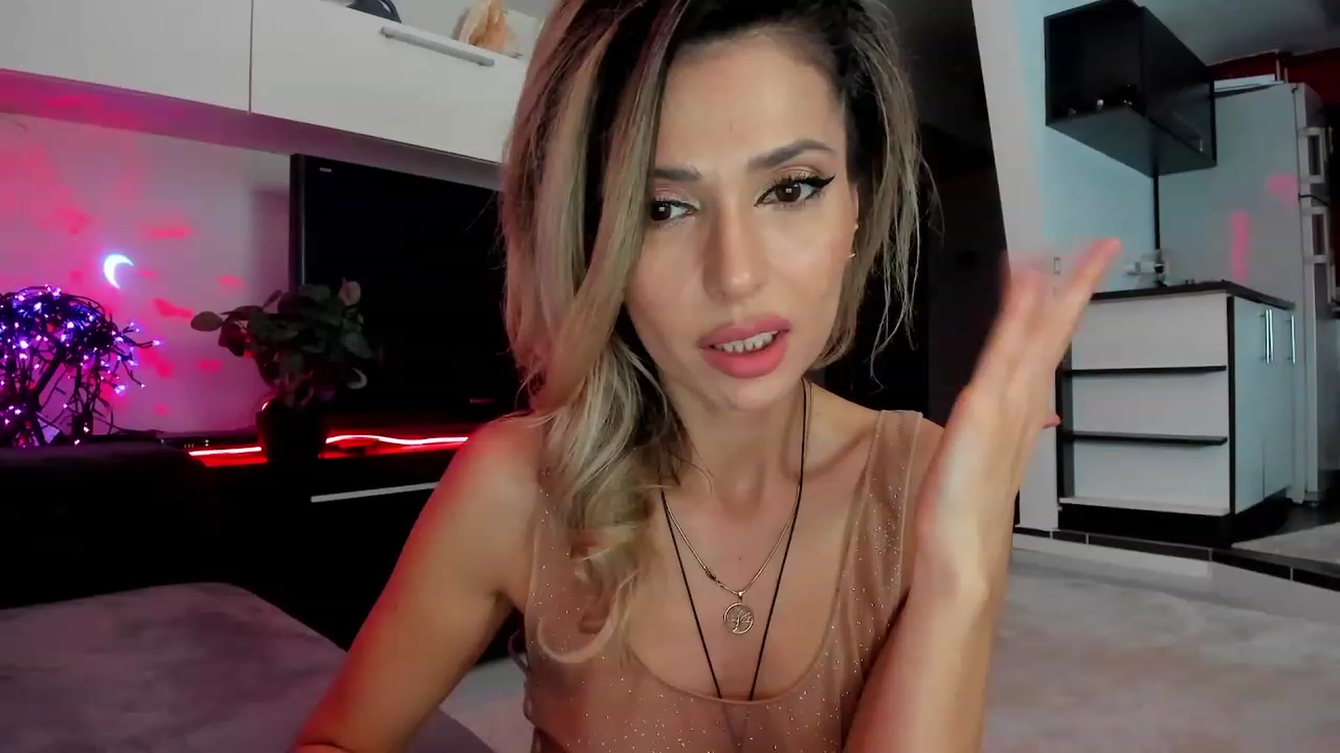Gallery image thumbnail from SmileyTinaa's myfreecams stream on, 03/11/2024, 21:37 image 10 of 20