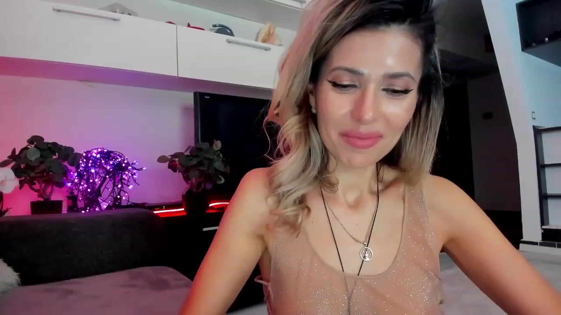 Gallery image thumbnail from SmileyTinaa's myfreecams stream on, 03/12/2024, 05:53 image 2 of 20