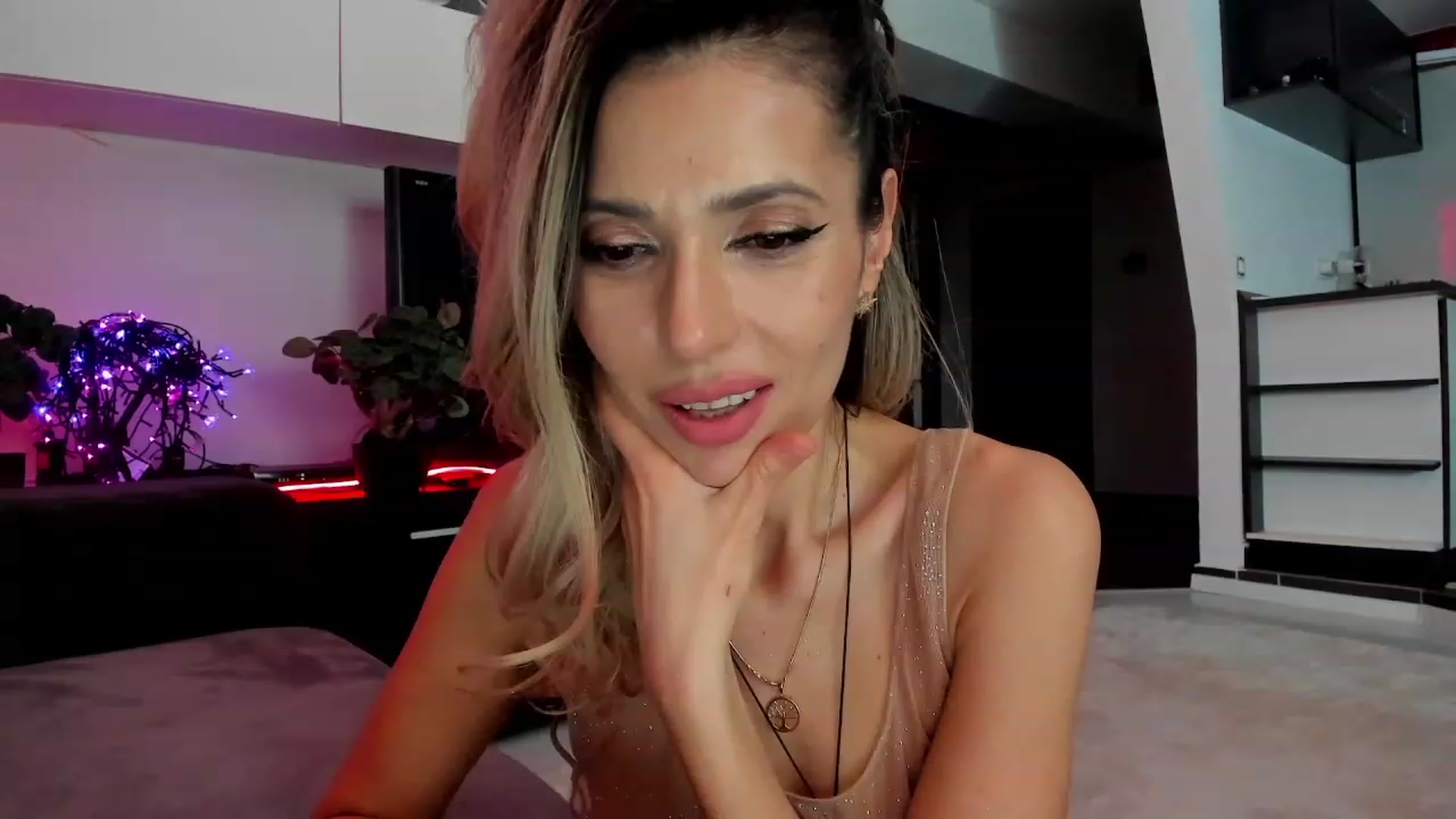 Gallery image thumbnail from SmileyTinaa's myfreecams stream on, 03/12/2024, 05:53 image 8 of 20