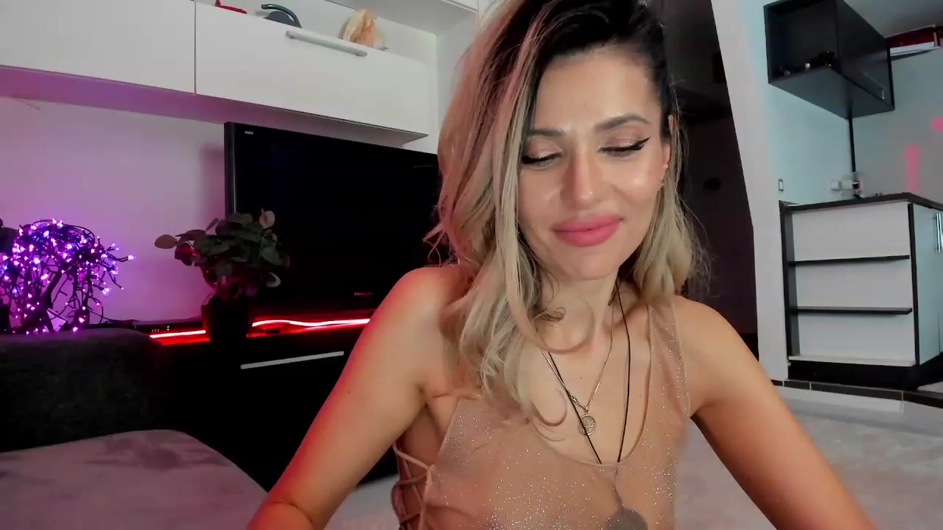 Gallery image thumbnail from SmileyTinaa's myfreecams stream on, 03/12/2024, 05:53 image 6 of 20