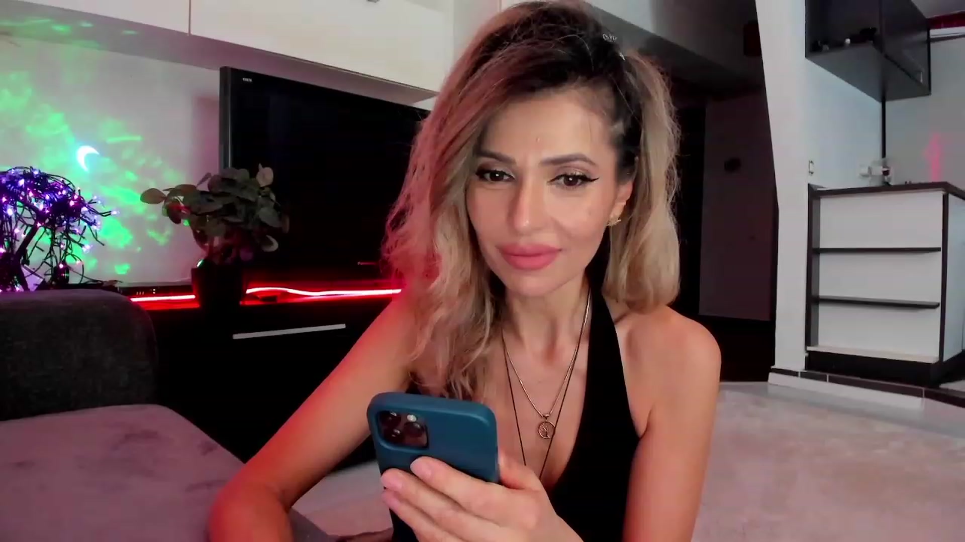 Gallery image thumbnail from SmileyTinaa's myfreecams stream on, 03/12/2024, 23:43 image 11 of 20