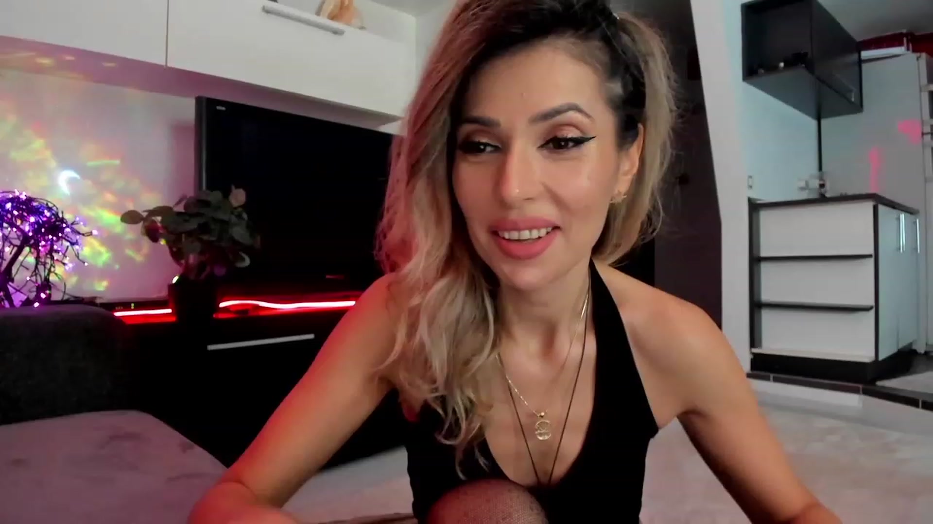 Gallery image thumbnail from SmileyTinaa's myfreecams stream on, 03/12/2024, 23:43 image 6 of 20