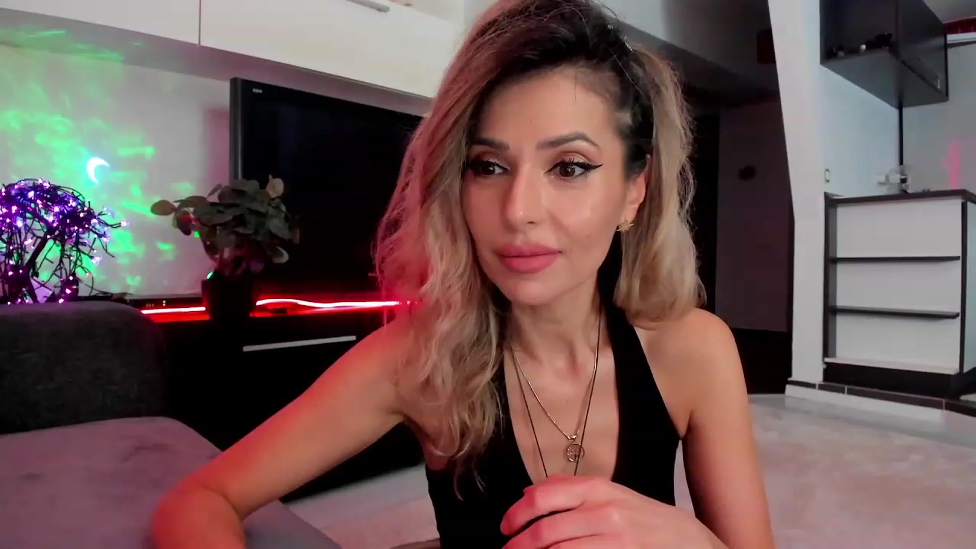 Gallery image thumbnail from SmileyTinaa's myfreecams stream on, 03/12/2024, 23:43 image 9 of 20