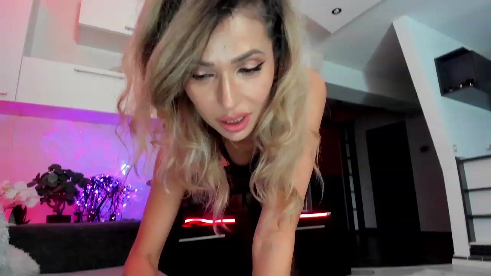 Gallery image thumbnail from SmileyTinaa's myfreecams stream on, 03/12/2024, 23:43 image 18 of 20