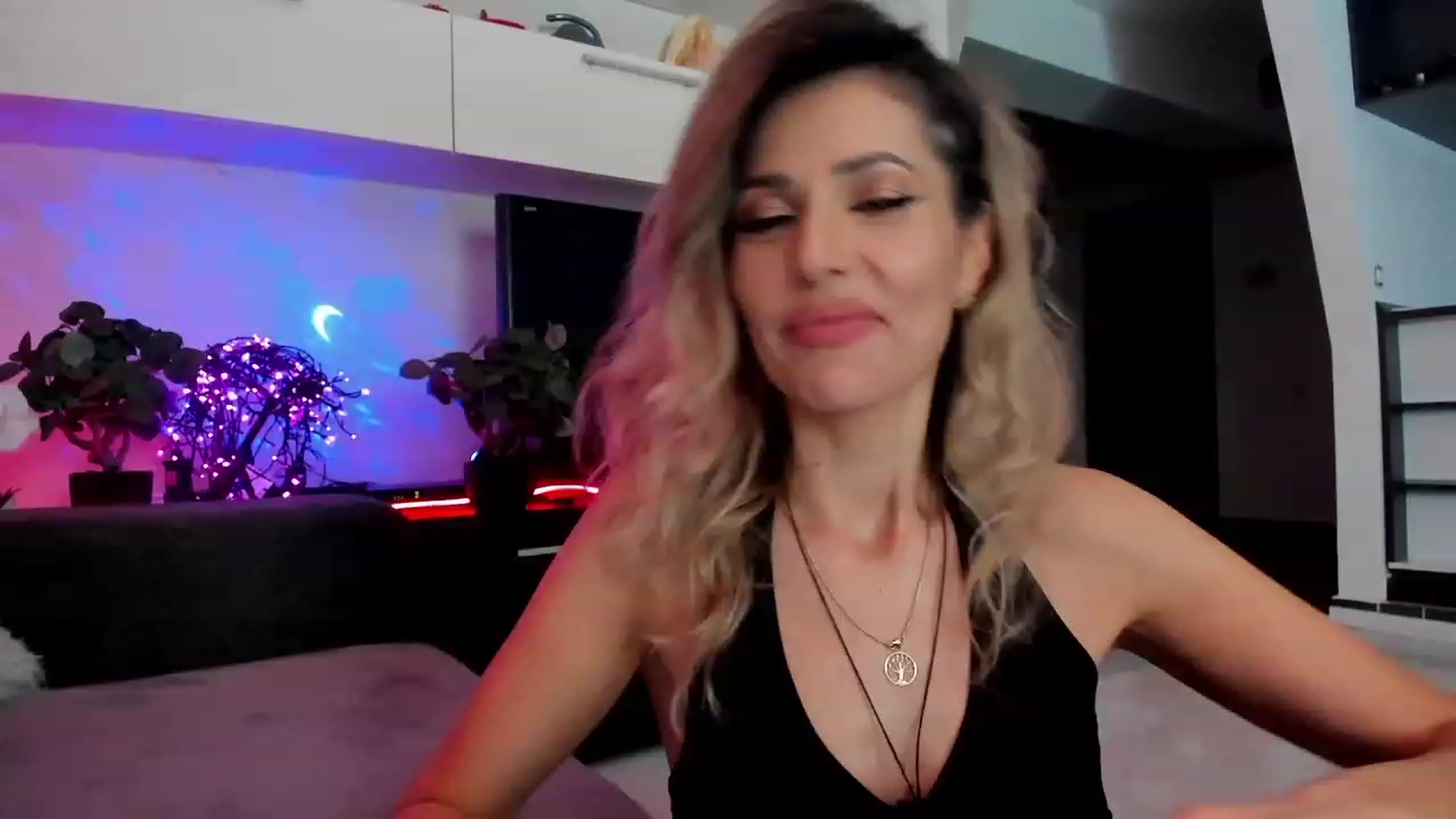 Gallery image thumbnail from SmileyTinaa's myfreecams stream on, 03/12/2024, 23:43 image 4 of 20