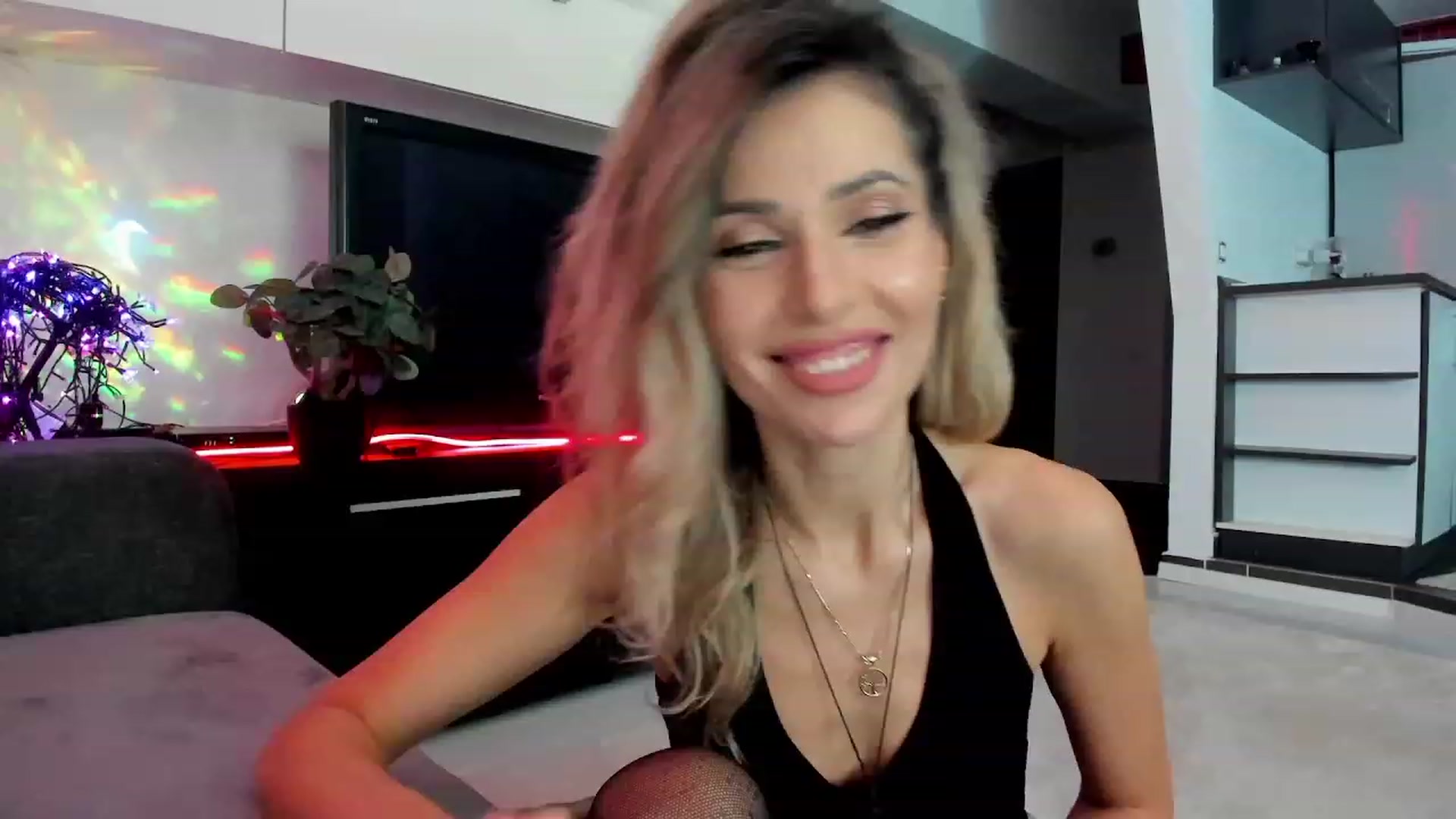 Gallery image thumbnail from SmileyTinaa's myfreecams stream on, 03/12/2024, 23:43 image 10 of 20