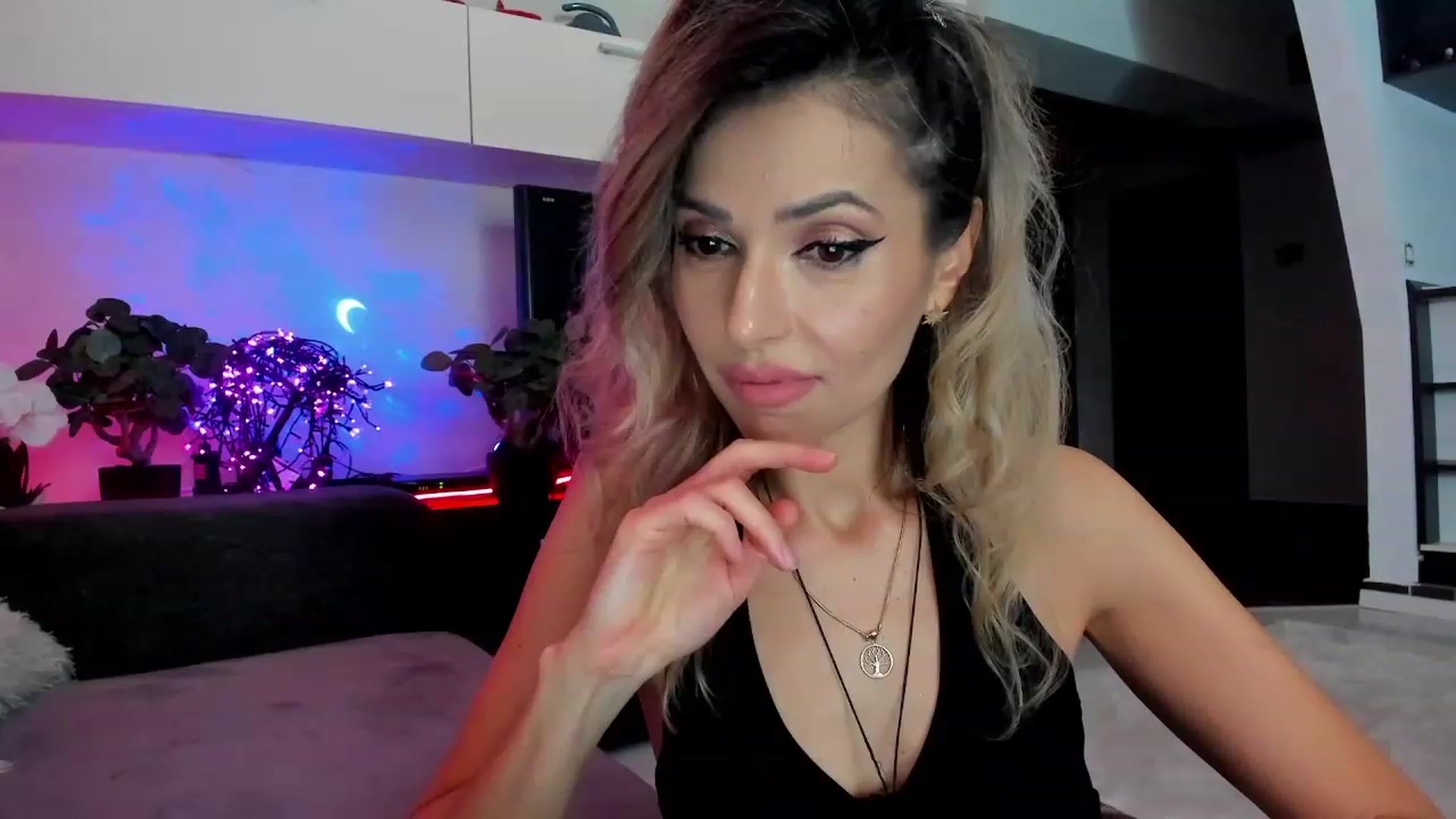 Gallery image thumbnail from SmileyTinaa's myfreecams stream on, 03/12/2024, 23:43 image 2 of 20