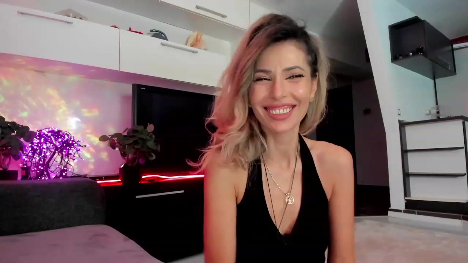 Gallery image thumbnail from SmileyTinaa's myfreecams stream on, 03/12/2024, 23:43 image 14 of 20