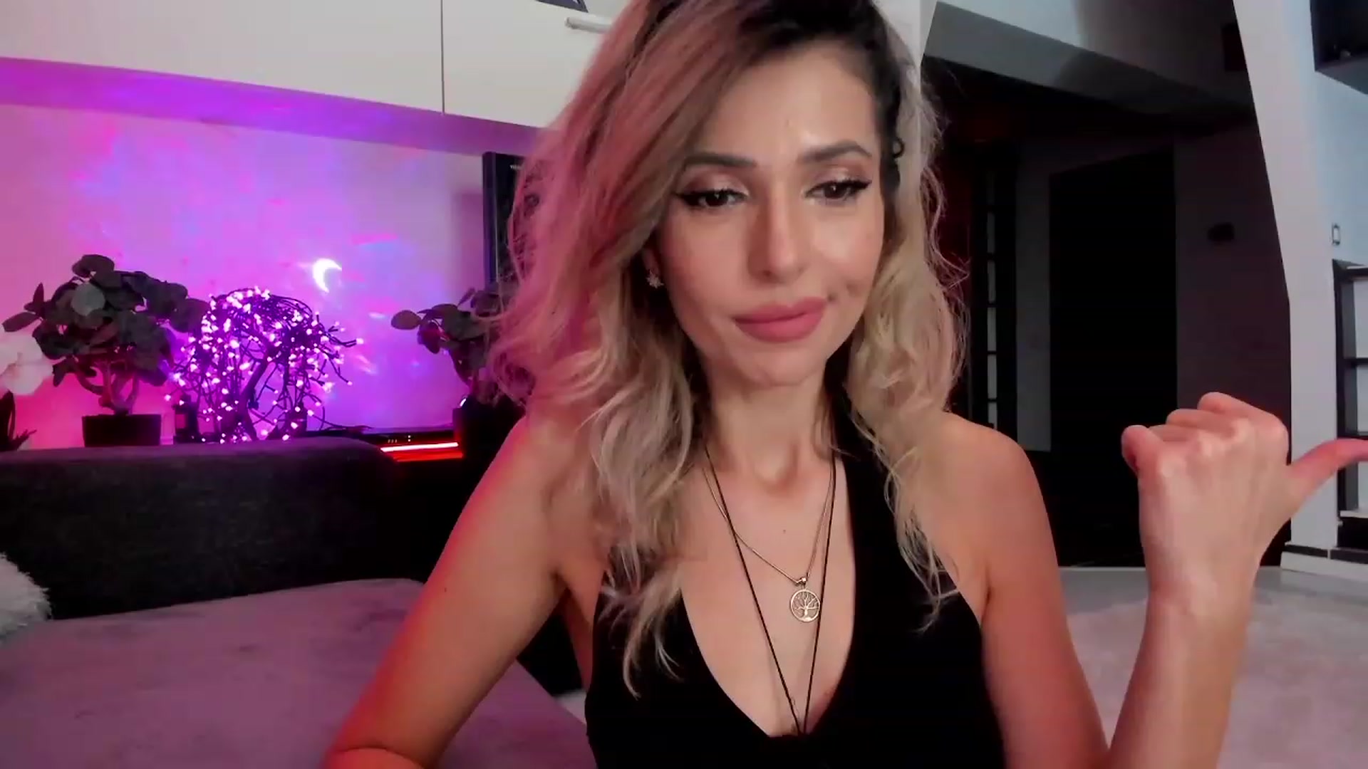 Gallery image thumbnail from SmileyTinaa's myfreecams stream on, 03/12/2024, 23:43 image 1 of 20