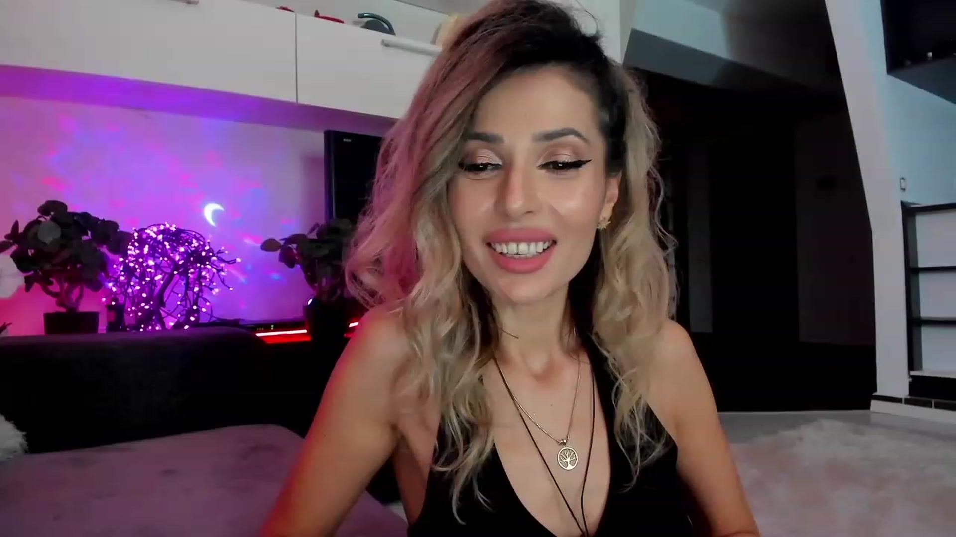 Gallery image thumbnail from SmileyTinaa's myfreecams stream on, 03/12/2024, 23:43 image 3 of 20