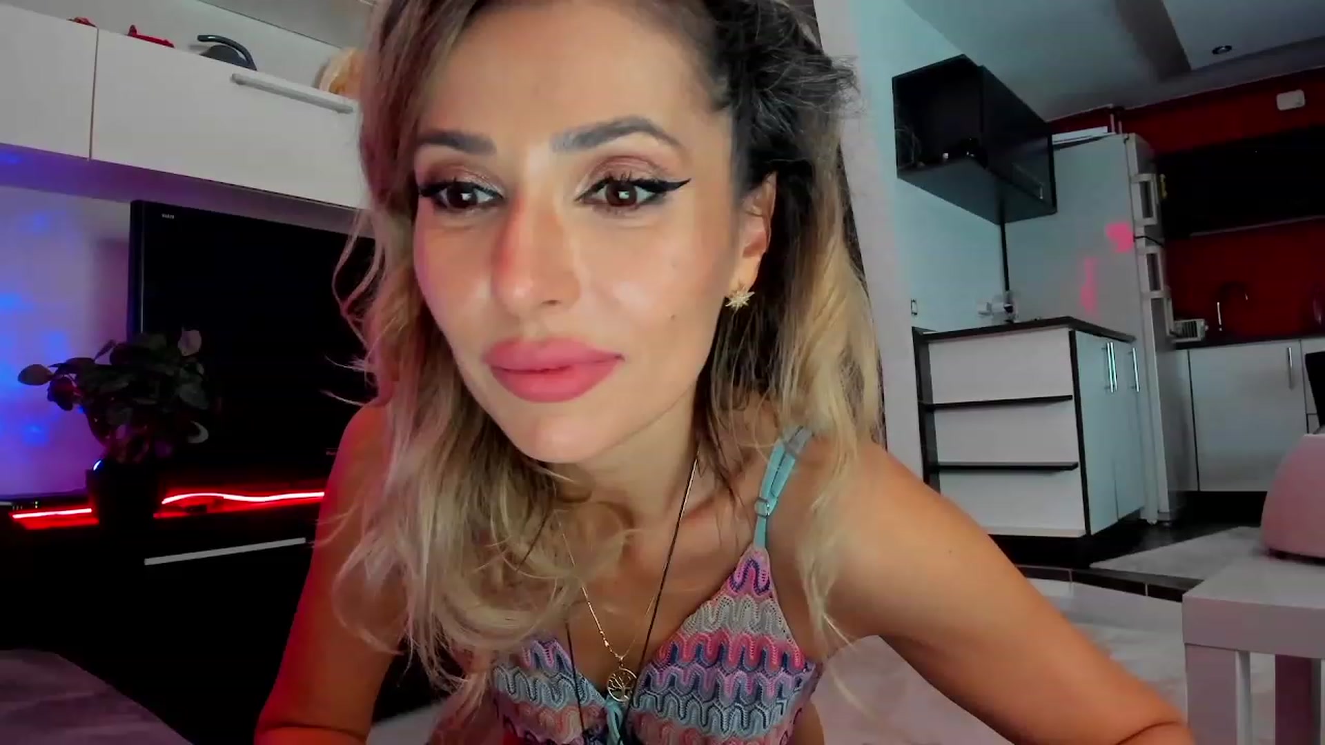 Gallery image thumbnail from SmileyTinaa's myfreecams stream on, 03/13/2024, 02:51 image 4 of 20