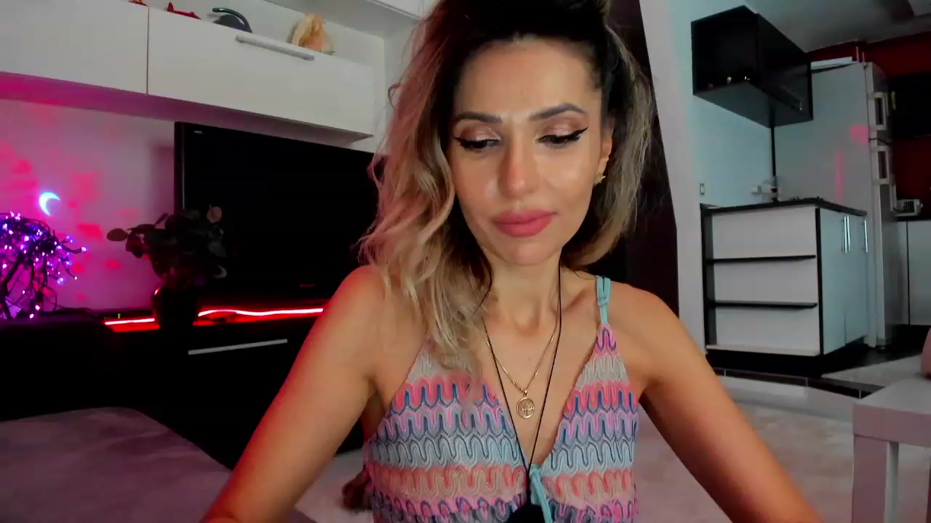 Gallery image thumbnail from SmileyTinaa's myfreecams stream on, 03/13/2024, 02:51 image 2 of 20