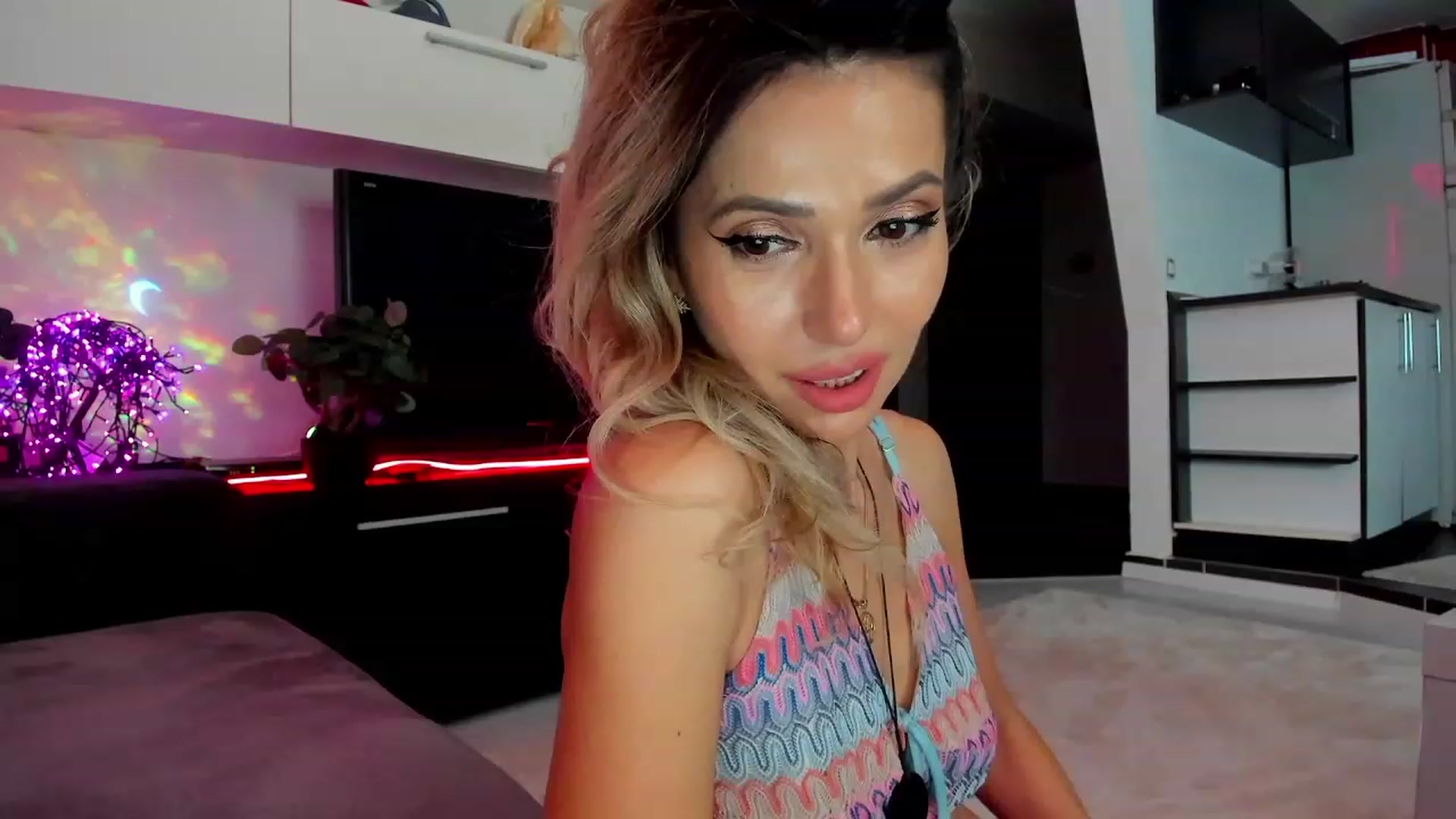 Gallery image thumbnail from SmileyTinaa's myfreecams stream on, 03/13/2024, 02:51 image 1 of 20