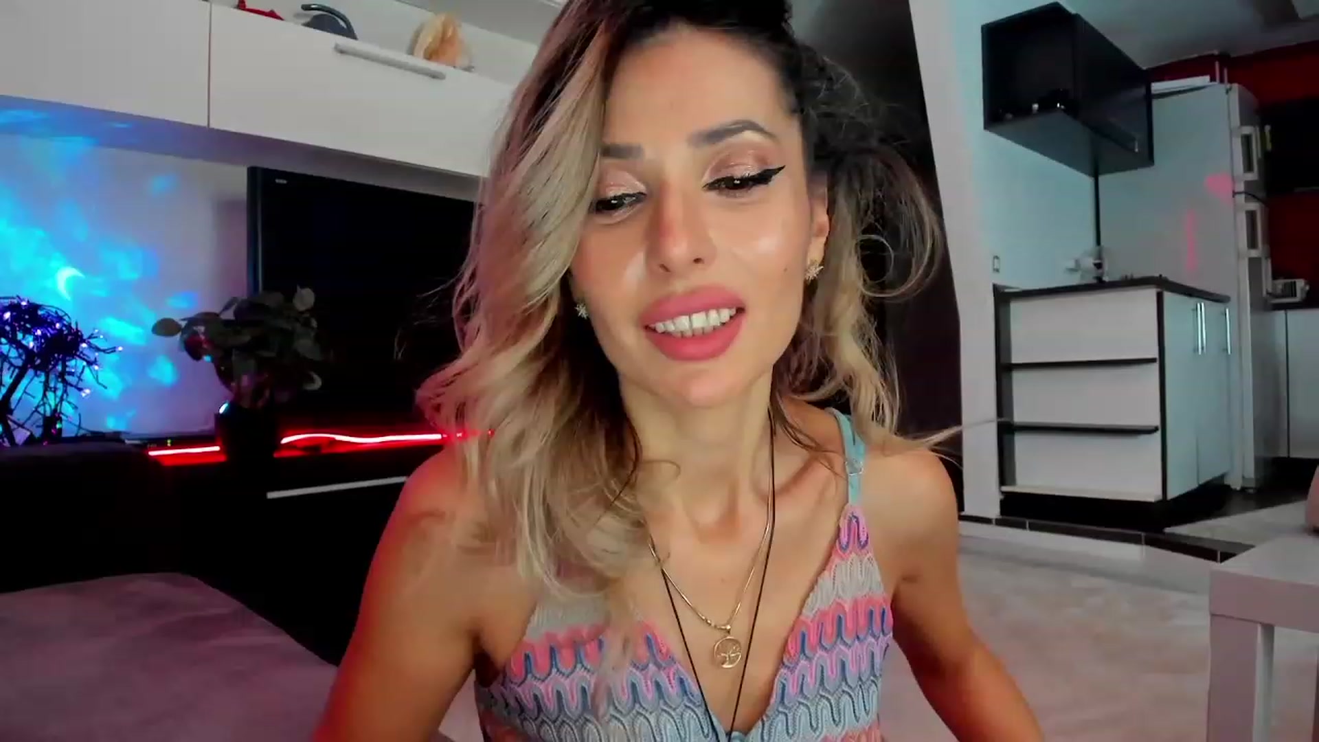 Gallery image thumbnail from SmileyTinaa's myfreecams stream on, 03/13/2024, 02:51 image 3 of 20