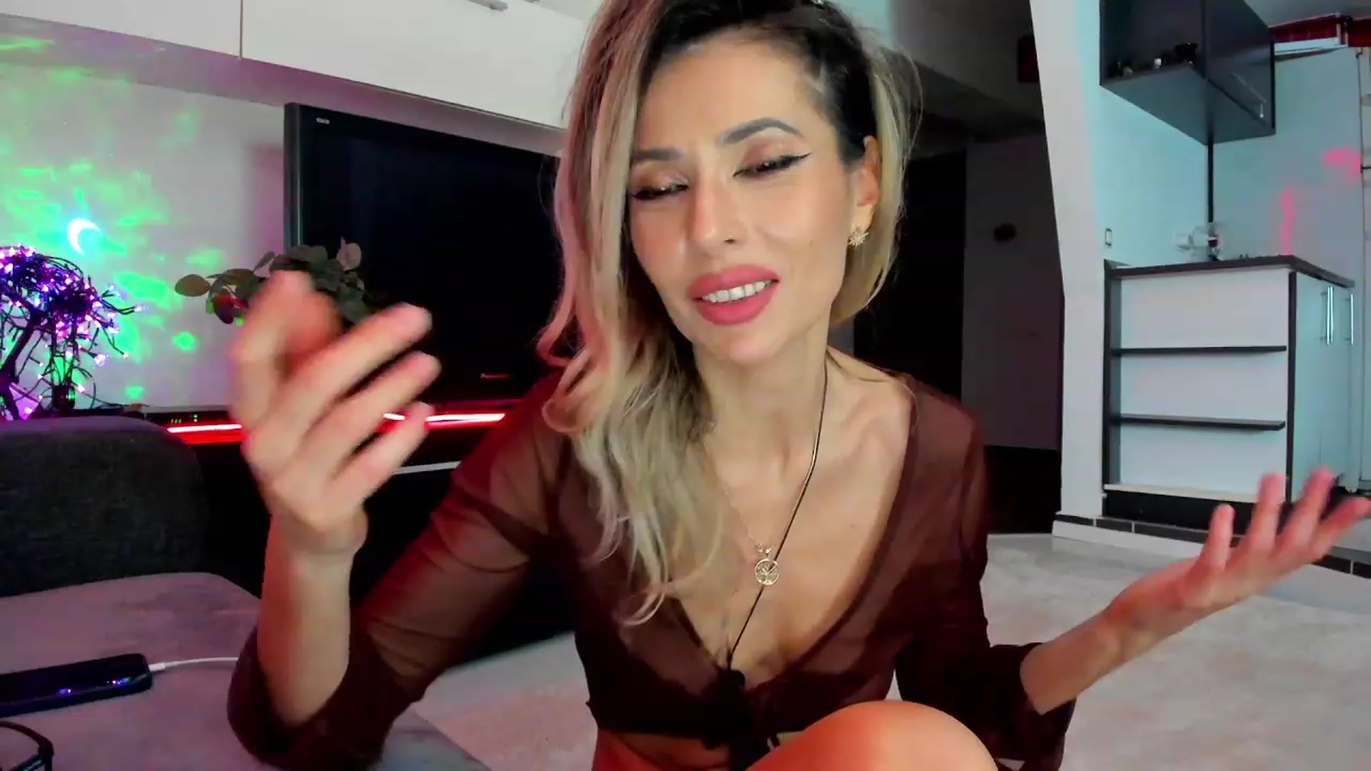 Gallery image thumbnail from SmileyTinaa's myfreecams stream on, 03/13/2024, 23:16 image 12 of 20