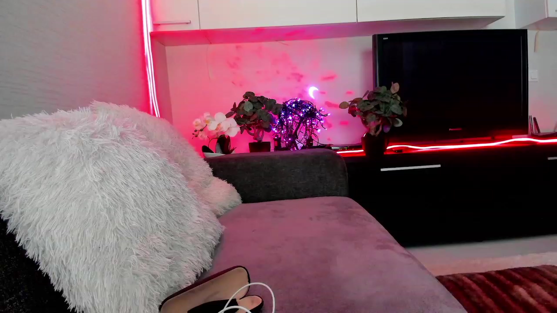 Gallery image thumbnail from SmileyTinaa's myfreecams stream on, 03/13/2024, 23:16 image 18 of 20