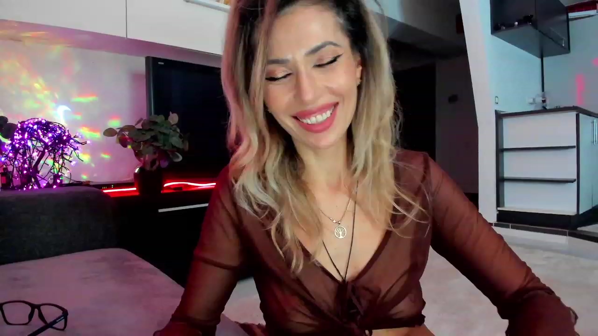 Gallery image thumbnail from SmileyTinaa's myfreecams stream on, 03/13/2024, 23:16 image 3 of 20