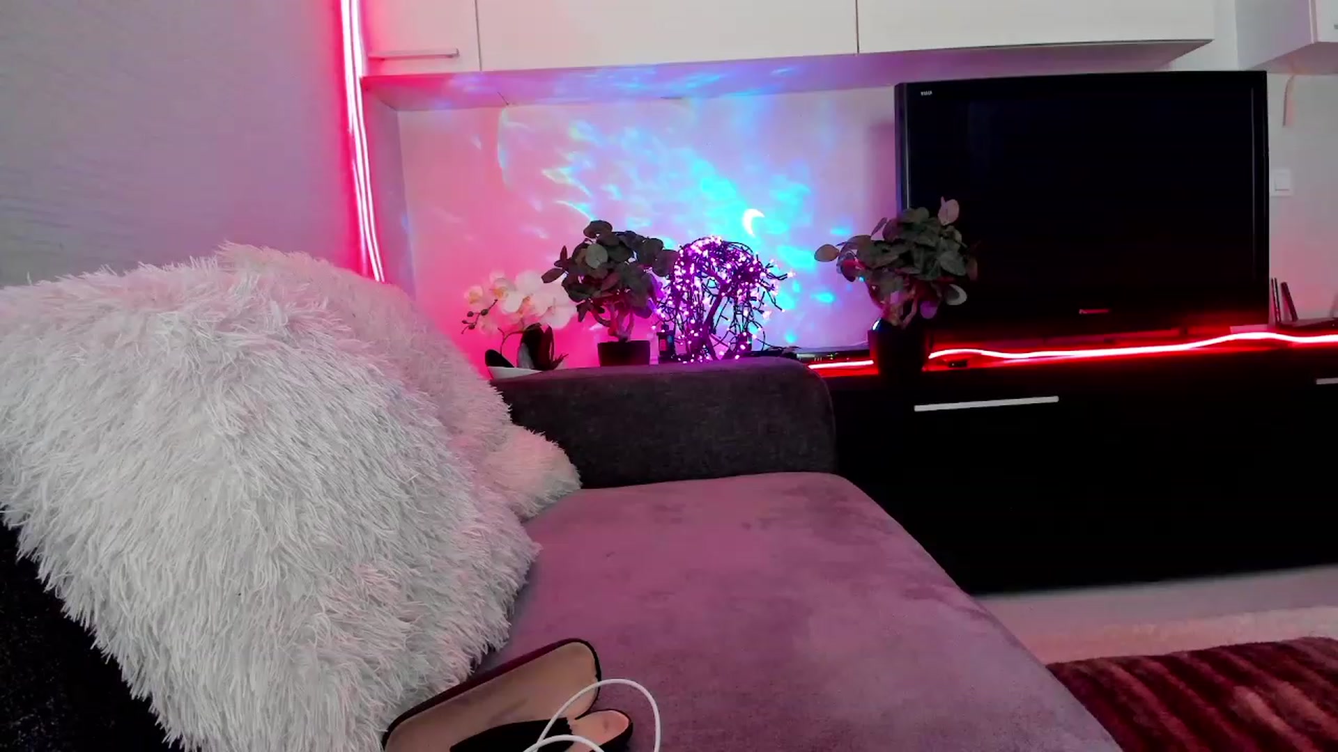 Gallery image thumbnail from SmileyTinaa's myfreecams stream on, 03/13/2024, 23:16 image 19 of 20